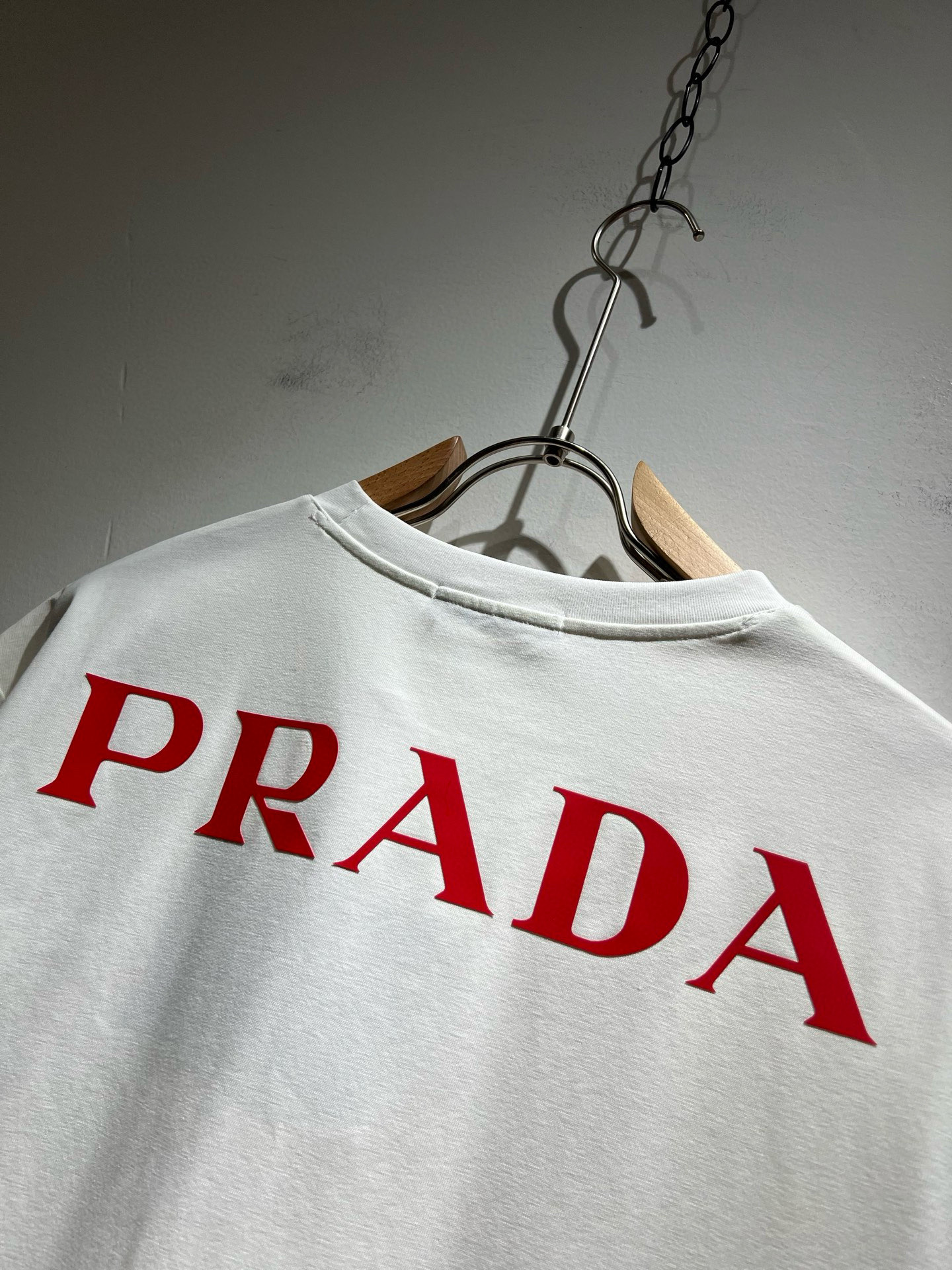  PRAD*A普*达2025春夏新款男女同款👫短袖T恤，最新款全网独家首上！！~既经典有时尚百搭，谁不爱