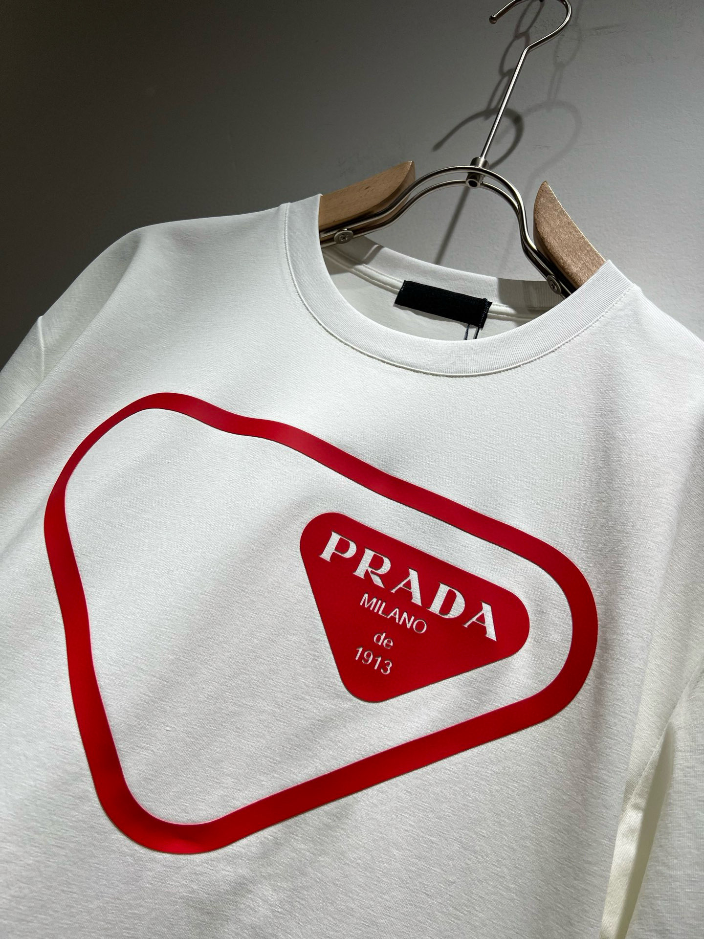  PRAD*A普*达2025春夏新款男女同款👫短袖T恤，最新款全网独家首上！！~既经典有时尚百搭，谁不爱