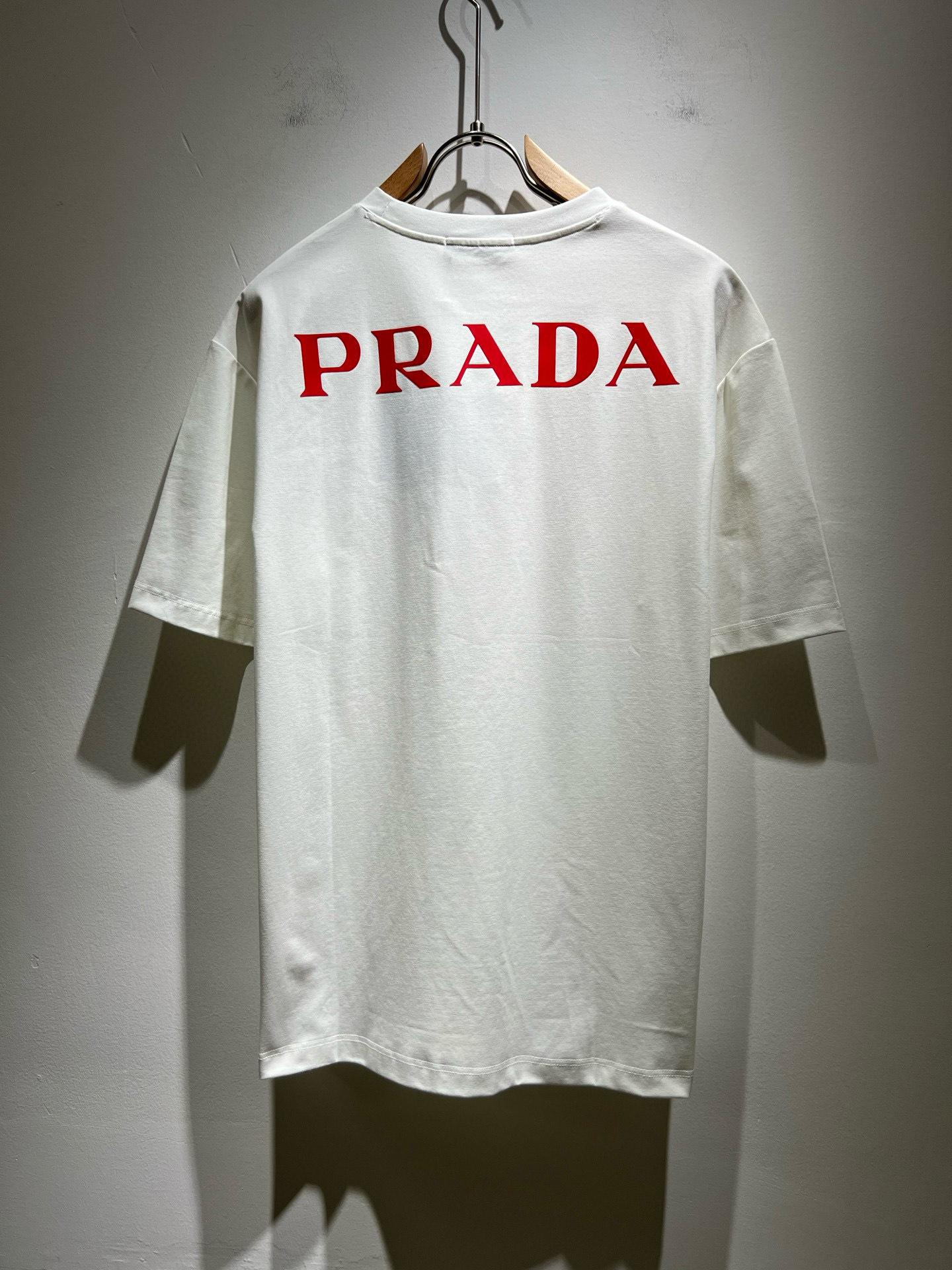  PRAD*A普*达2025春夏新款男女同款👫短袖T恤，最新款全网独家首上！！~既经典有时尚百搭，谁不爱