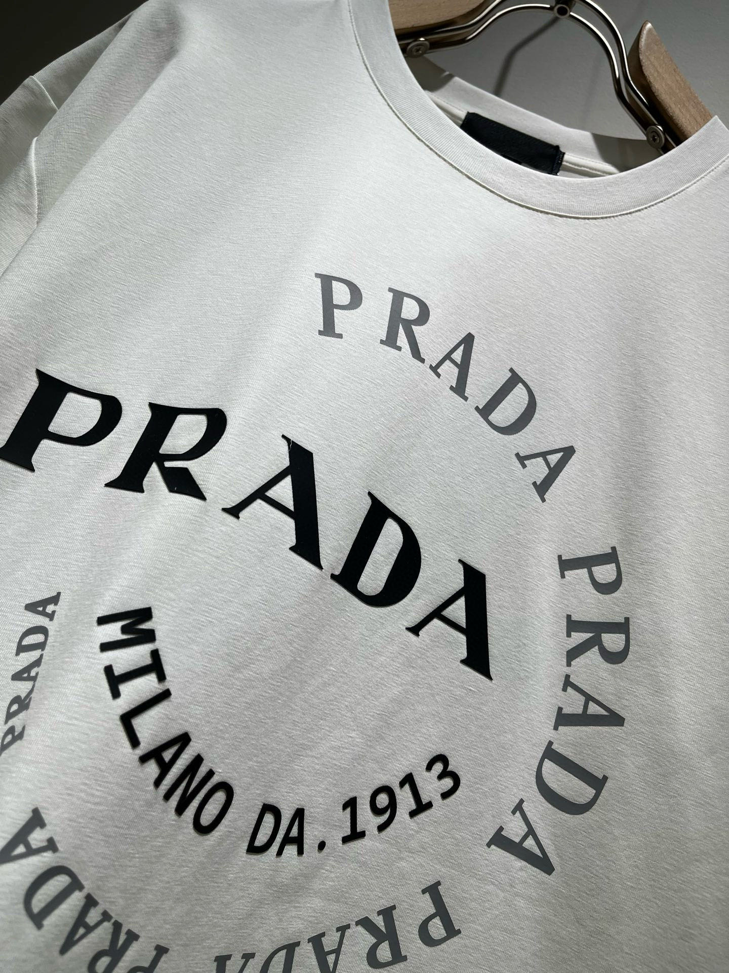  PRAD*A普*达2025春夏新款男女同款👫短袖T恤，最新款全网独家首上！！~既经典有时尚百搭，谁不爱