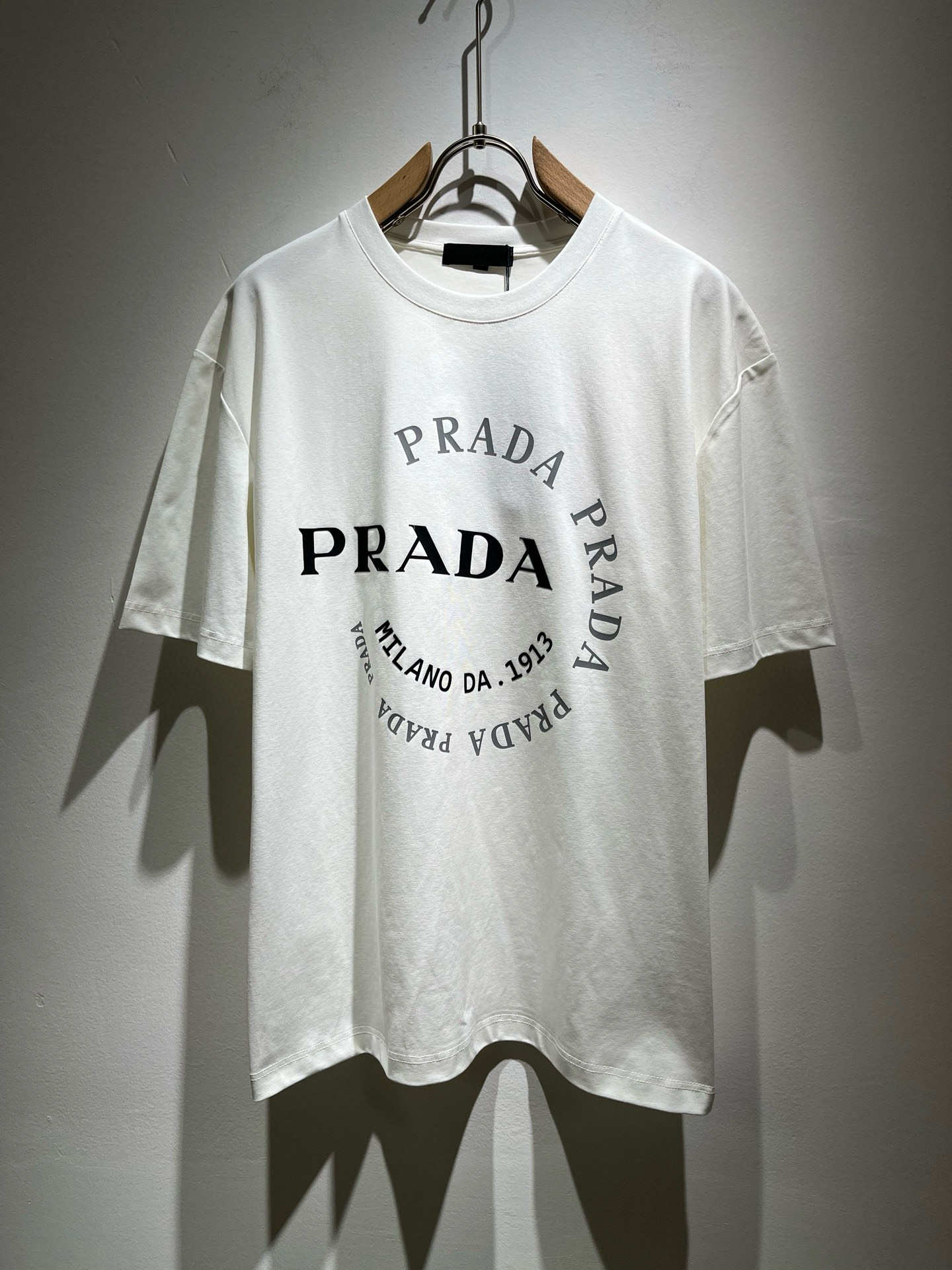  PRAD*A普*达2025春夏新款男女同款👫短袖T恤，最新款全网独家首上！！~既经典有时尚百搭，谁不爱