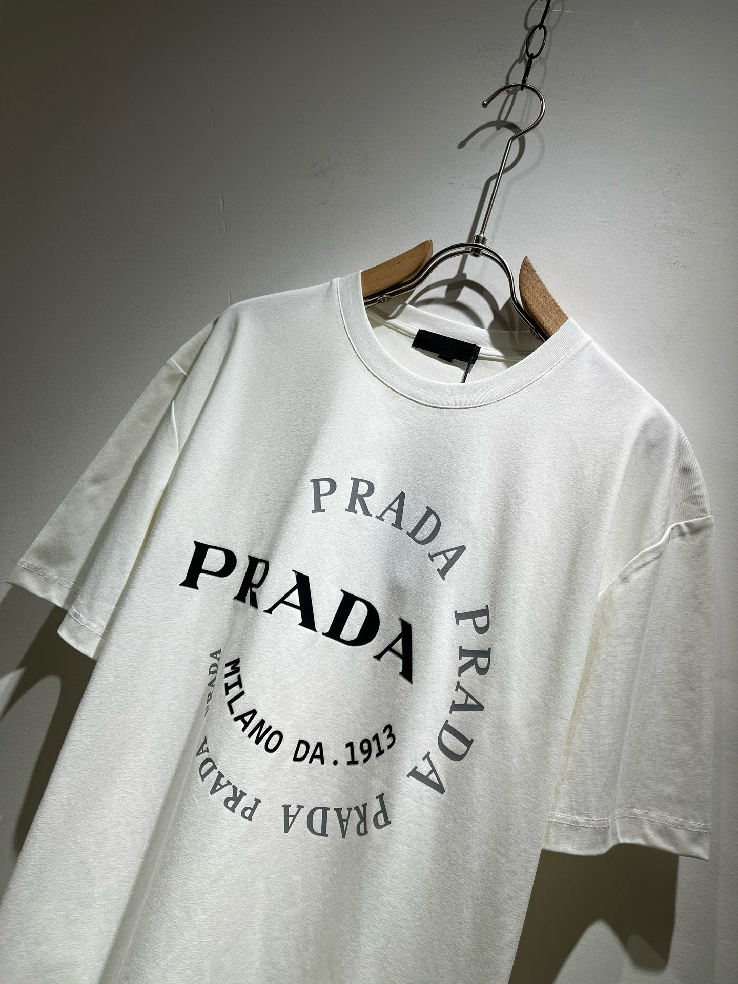  PRAD*A普*达2025春夏新款男女同款👫短袖T恤，最新款全网独家首上！！~既经典有时尚百搭，谁不爱