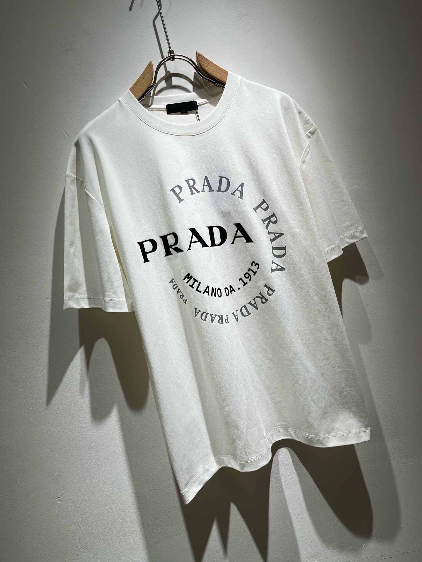  PRAD*A普*达2025春夏新款男女同款👫短袖T恤，最新款全网独家首上！！~既经典有时尚百搭，谁不爱