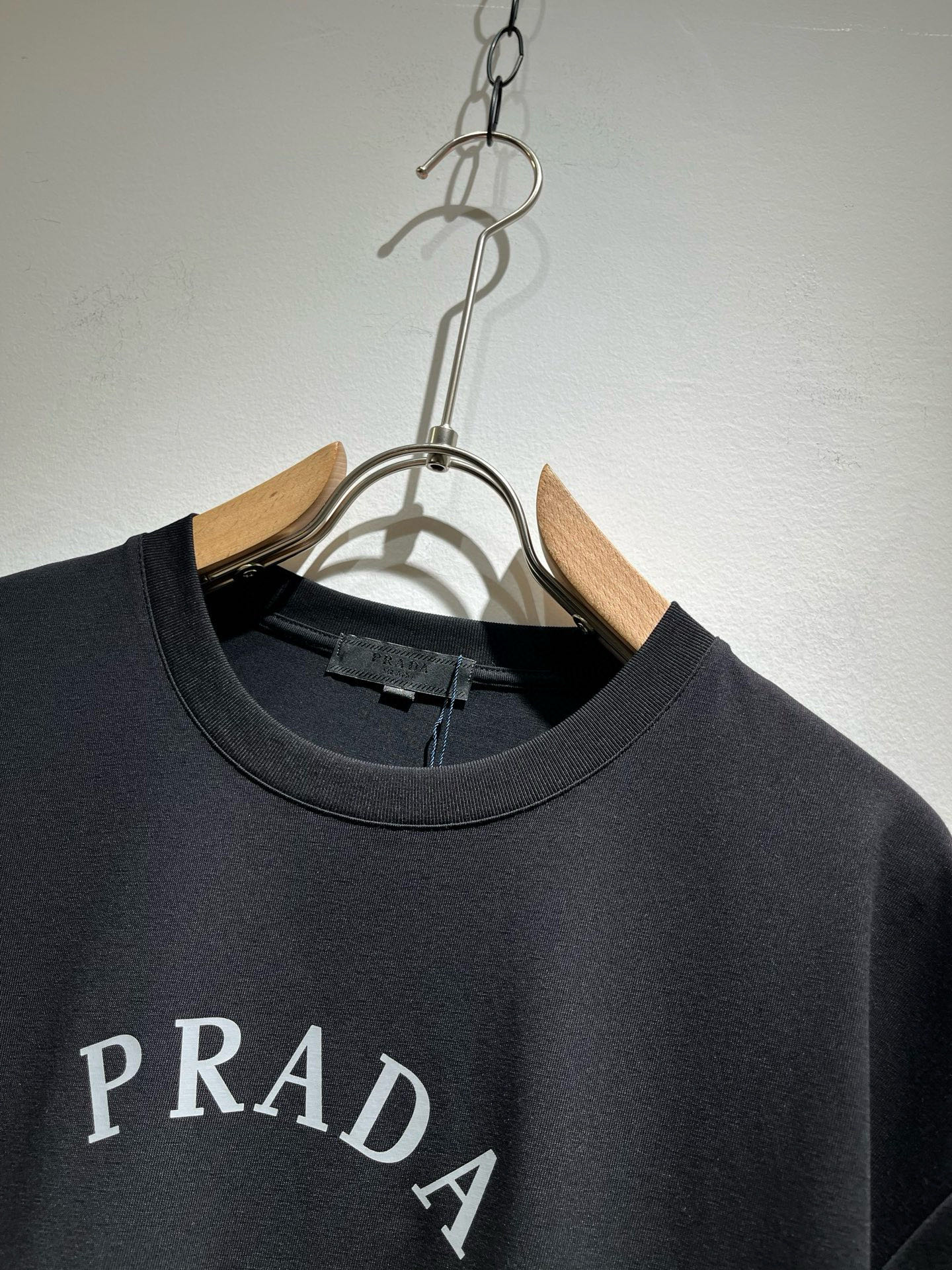  PRAD*A普*达2025春夏新款男女同款👫短袖T恤，最新款全网独家首上！！~既经典有时尚百搭，谁不爱