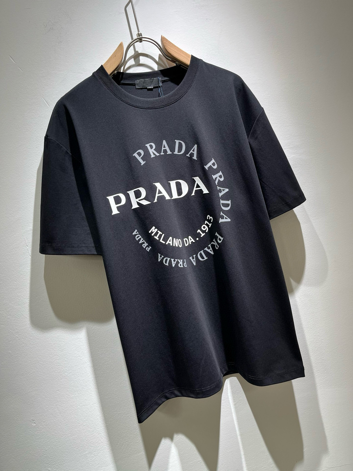  PRAD*A普*达2025春夏新款男女同款👫短袖T恤，最新款全网独家首上！！~既经典有时尚百搭，谁不爱