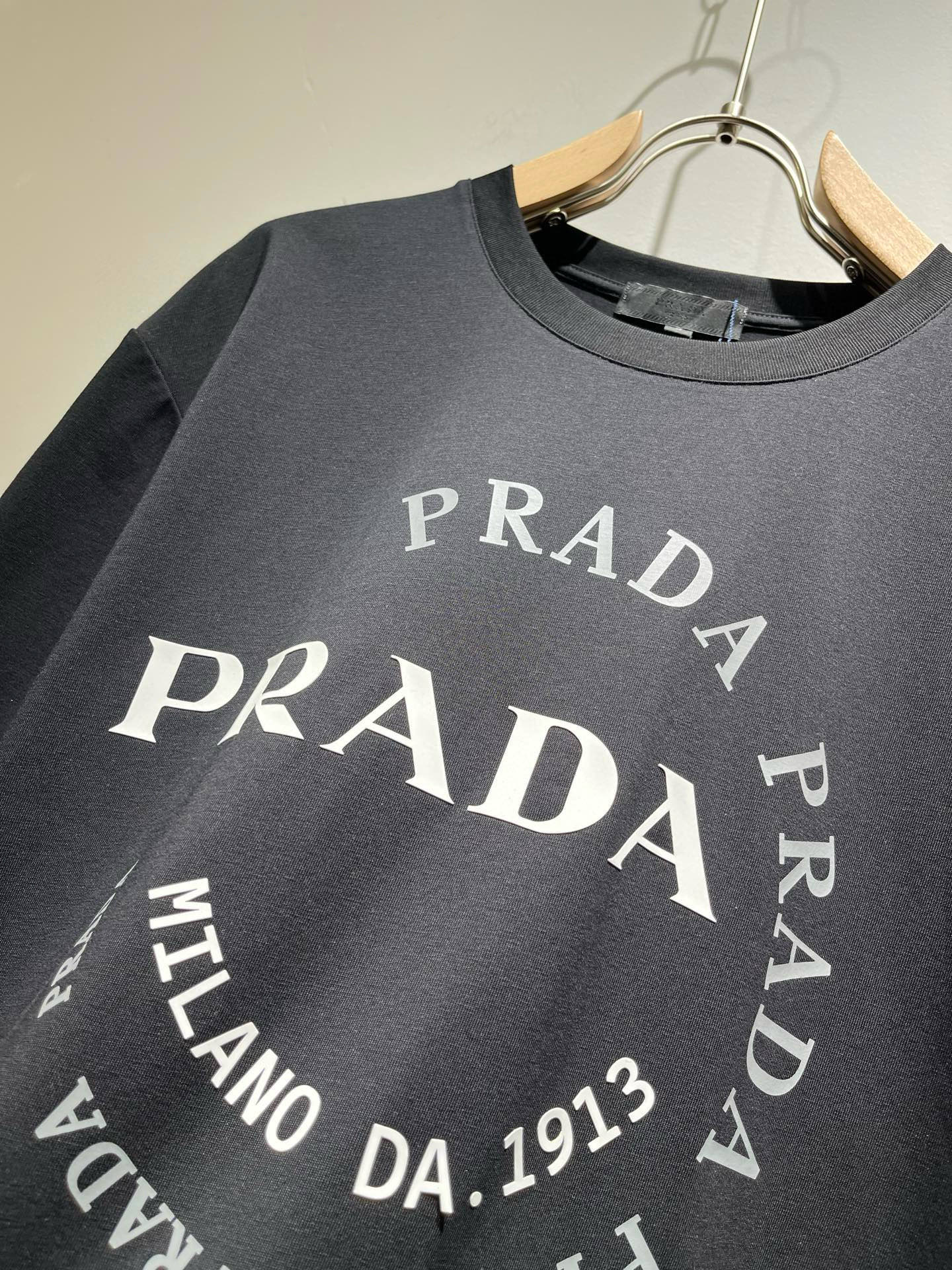  PRAD*A普*达2025春夏新款男女同款👫短袖T恤，最新款全网独家首上！！~既经典有时尚百搭，谁不爱