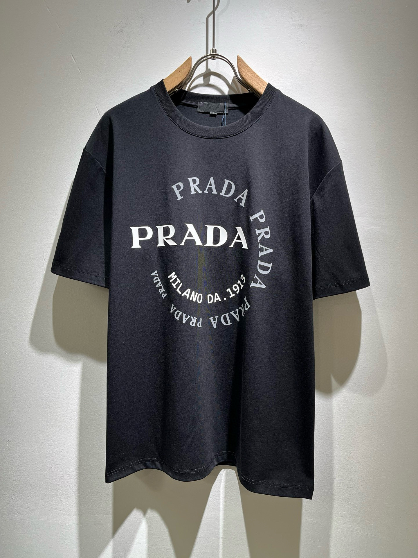  PRAD*A普*达2025春夏新款男女同款👫短袖T恤，最新款全网独家首上！！~既经典有时尚百搭，谁不爱