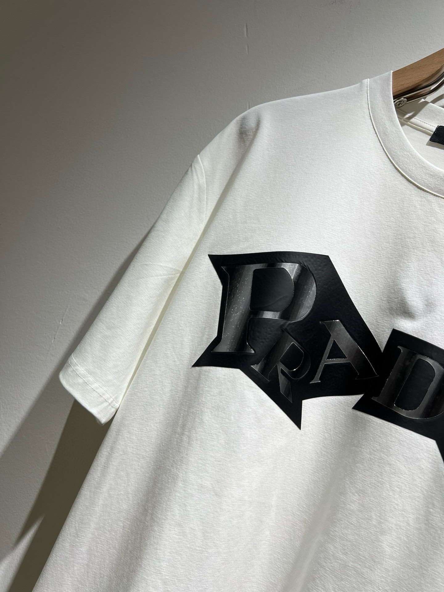  PRAD*A普*达2025春夏新款男女同款👫短袖T恤，最新款全网独家首上！！~既经典有时尚百搭，谁不爱