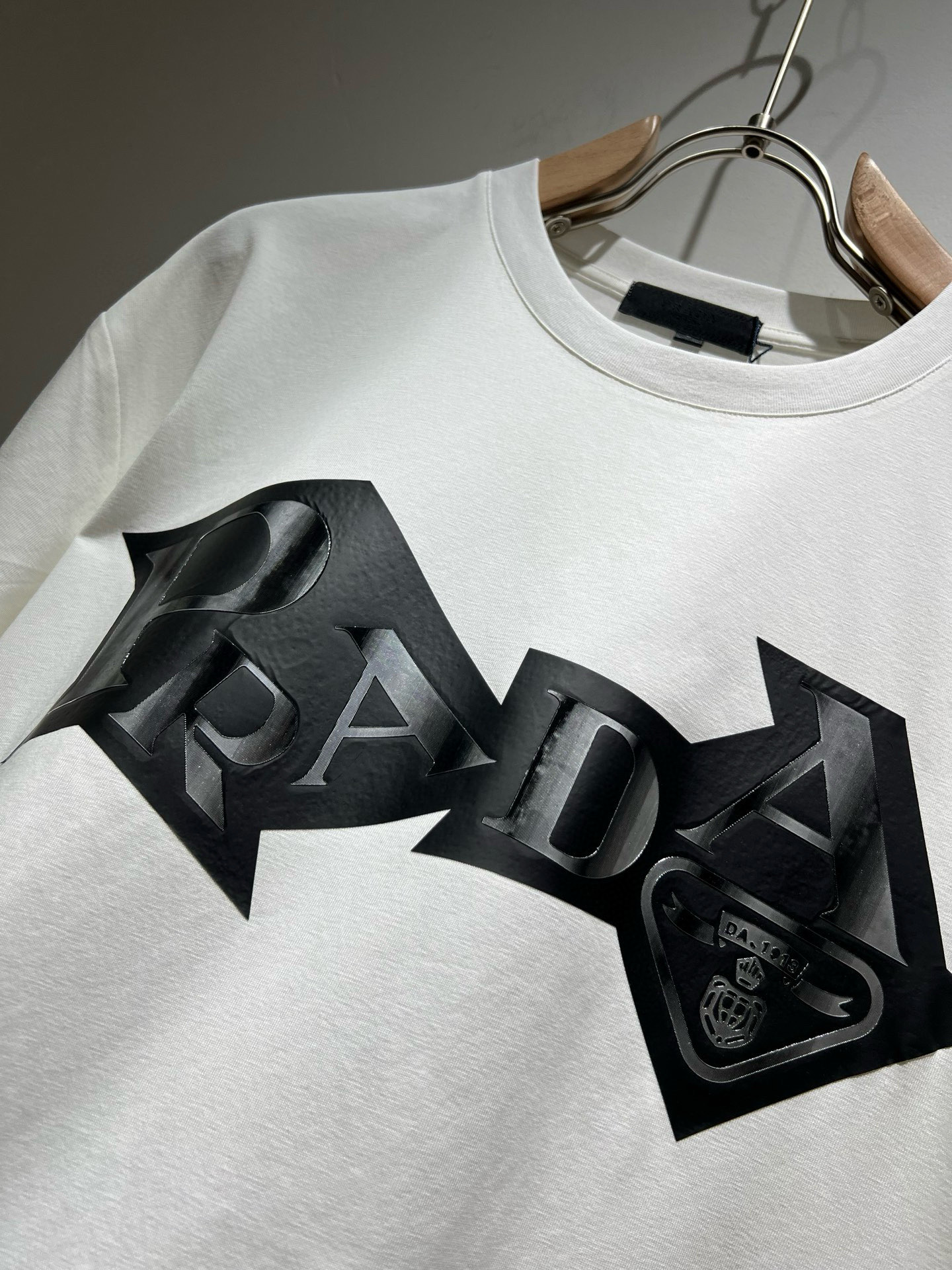  PRAD*A普*达2025春夏新款男女同款👫短袖T恤，最新款全网独家首上！！~既经典有时尚百搭，谁不爱