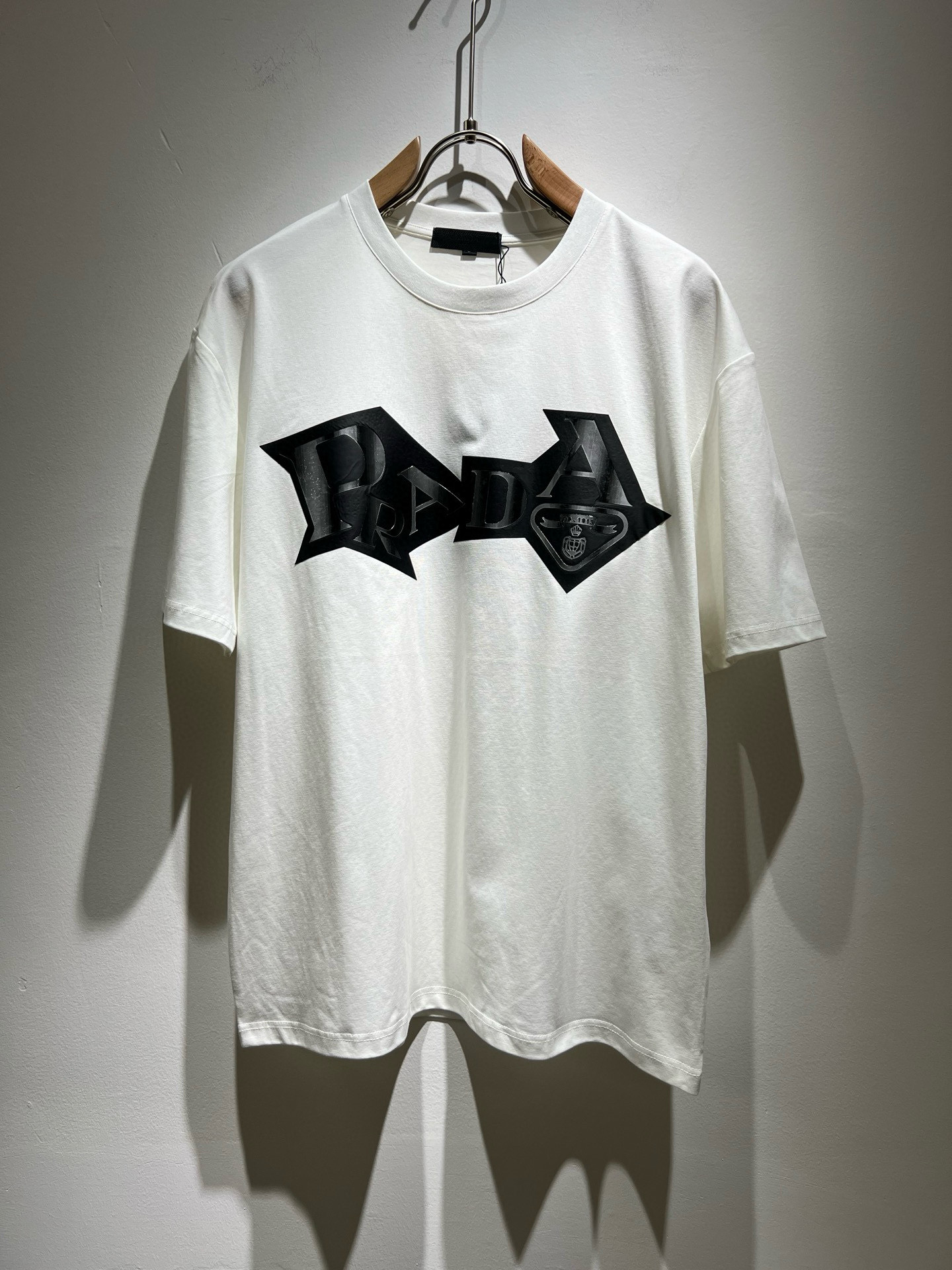  PRAD*A普*达2025春夏新款男女同款👫短袖T恤，最新款全网独家首上！！~既经典有时尚百搭，谁不爱