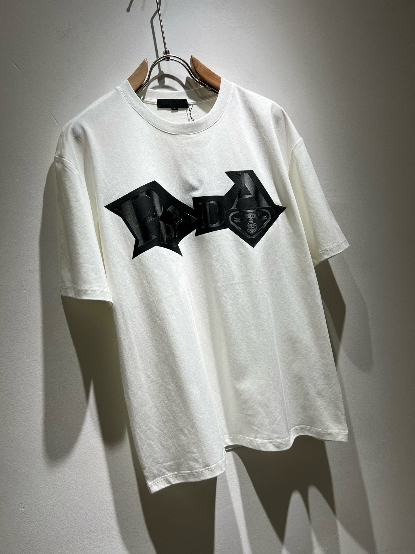  PRAD*A普*达2025春夏新款男女同款👫短袖T恤，最新款全网独家首上！！~既经典有时尚百搭，谁不爱