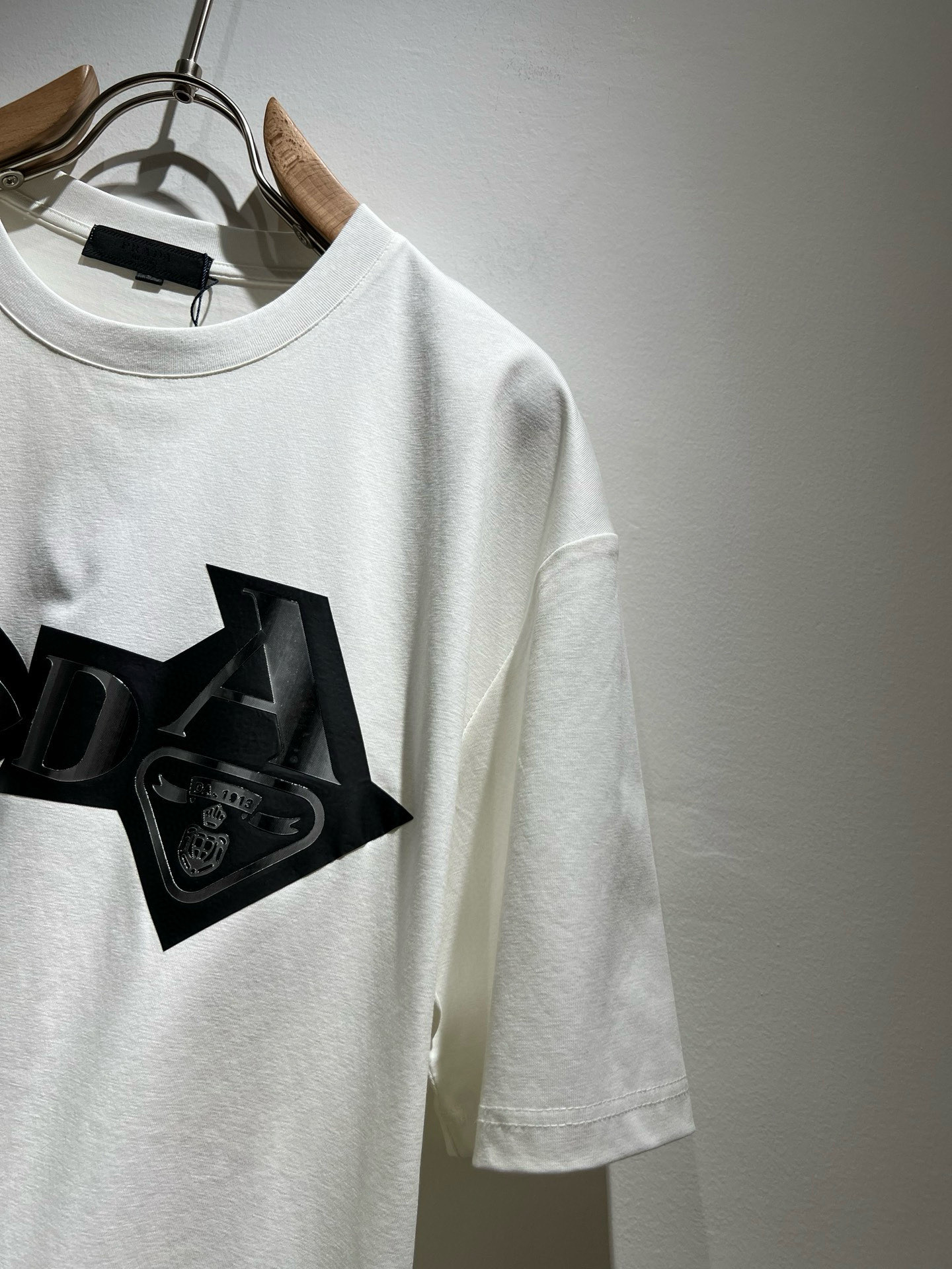  PRAD*A普*达2025春夏新款男女同款👫短袖T恤，最新款全网独家首上！！~既经典有时尚百搭，谁不爱