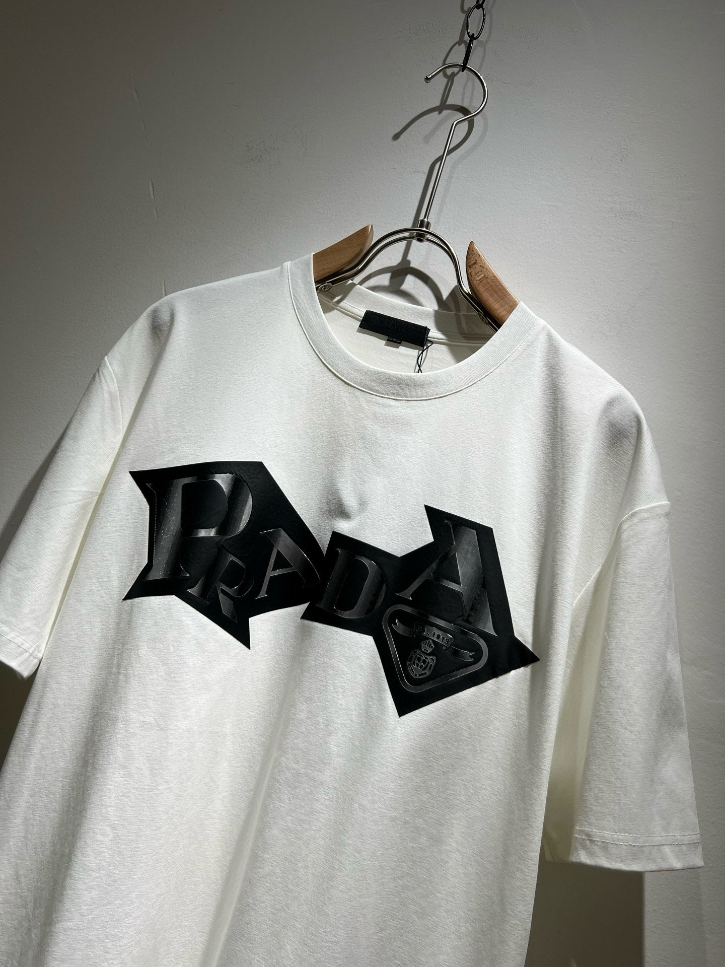  PRAD*A普*达2025春夏新款男女同款👫短袖T恤，最新款全网独家首上！！~既经典有时尚百搭，谁不爱