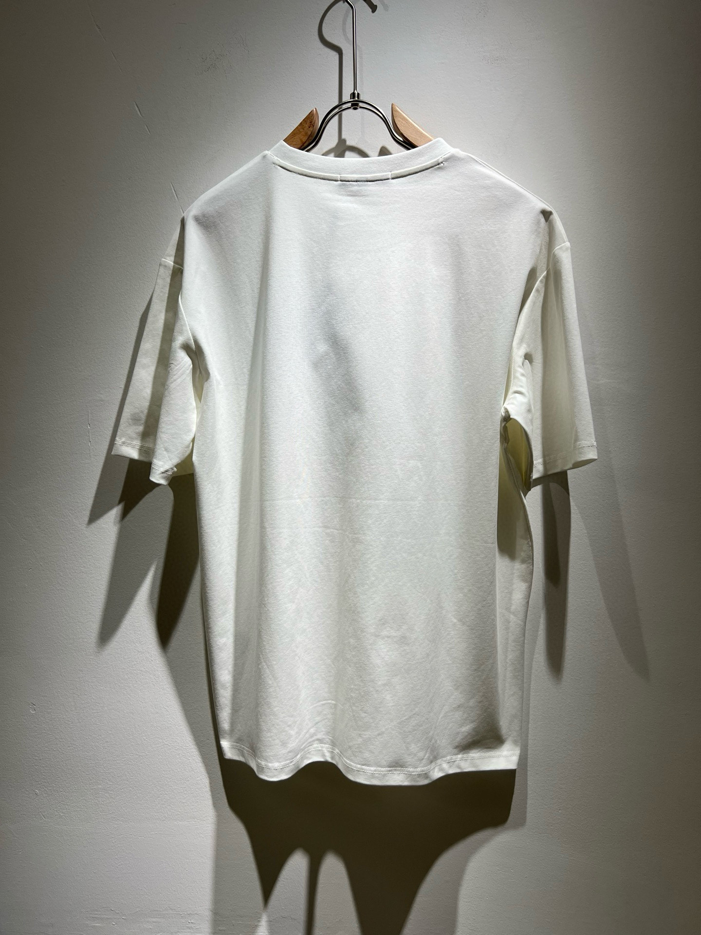  PRAD*A普*达2025春夏新款男女同款👫短袖T恤，最新款全网独家首上！！~既经典有时尚百搭，谁不爱