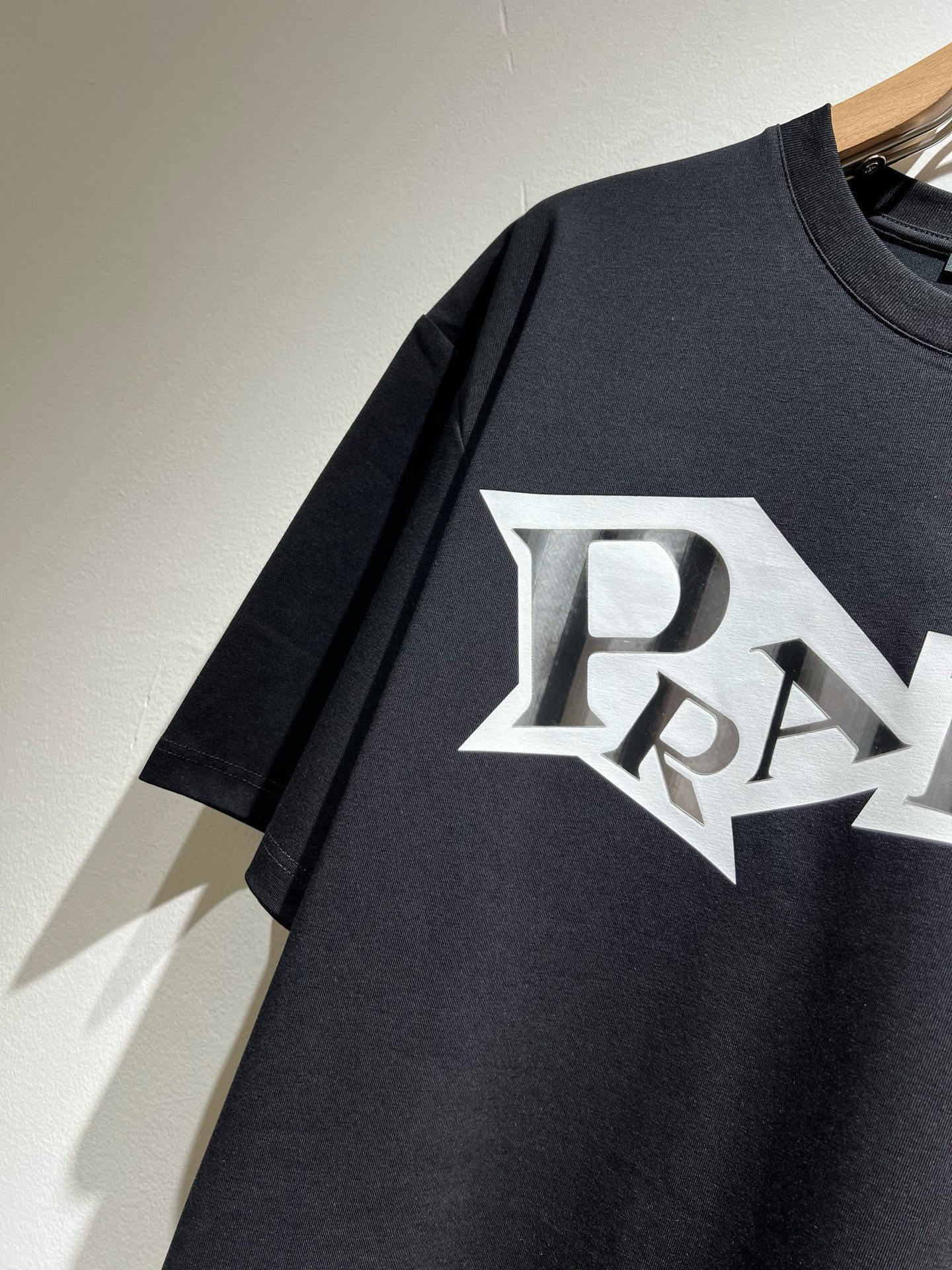  PRAD*A普*达2025春夏新款男女同款👫短袖T恤，最新款全网独家首上！！~既经典有时尚百搭，谁不爱