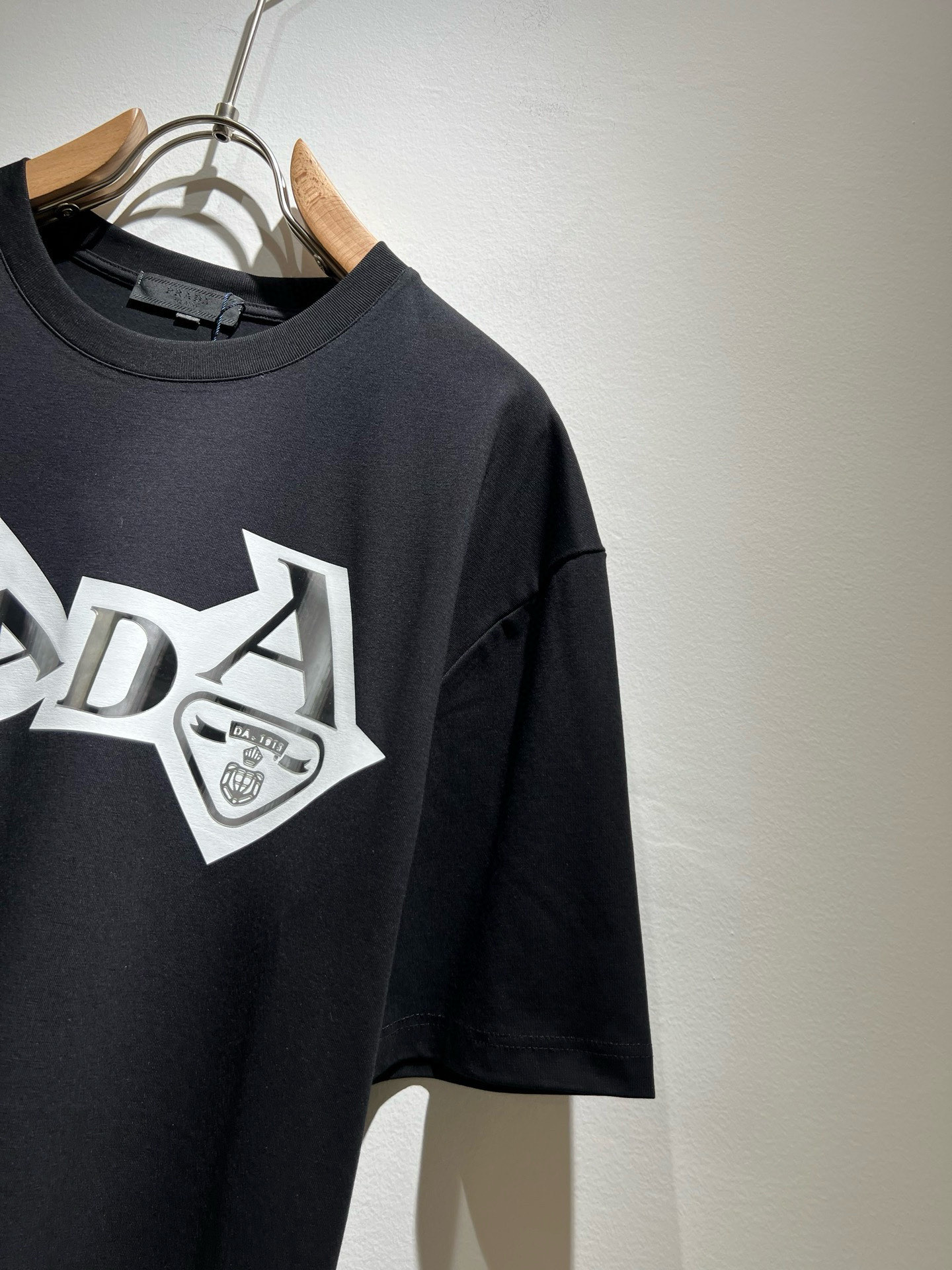  PRAD*A普*达2025春夏新款男女同款👫短袖T恤，最新款全网独家首上！！~既经典有时尚百搭，谁不爱