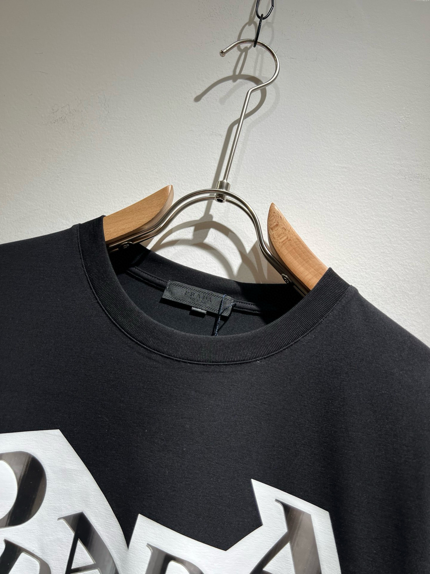  PRAD*A普*达2025春夏新款男女同款👫短袖T恤，最新款全网独家首上！！~既经典有时尚百搭，谁不爱