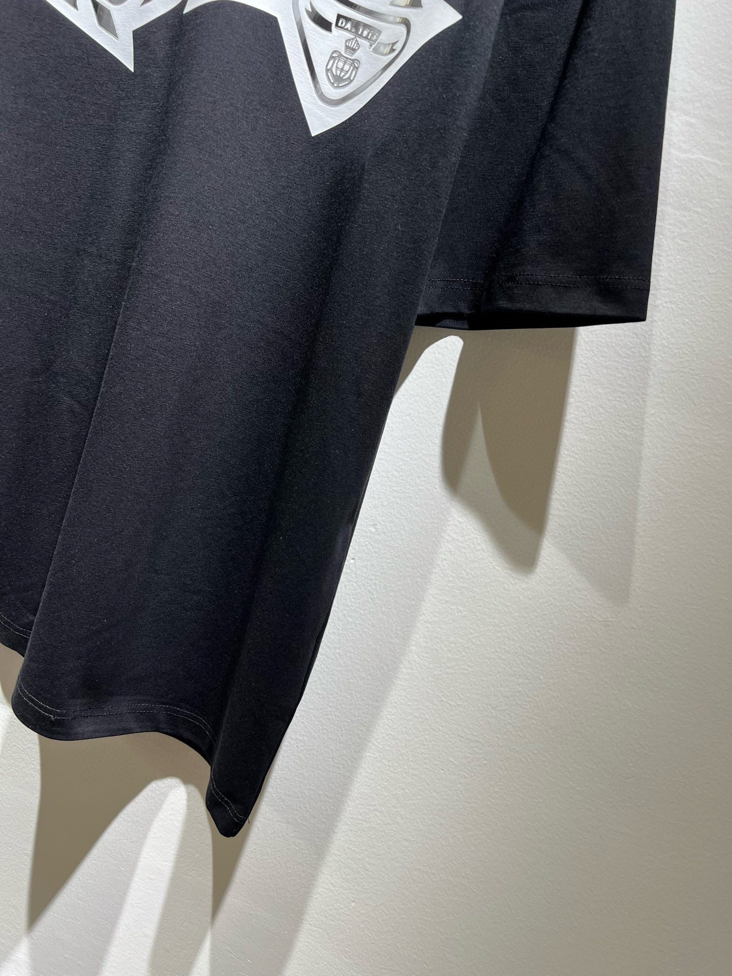  PRAD*A普*达2025春夏新款男女同款👫短袖T恤，最新款全网独家首上！！~既经典有时尚百搭，谁不爱