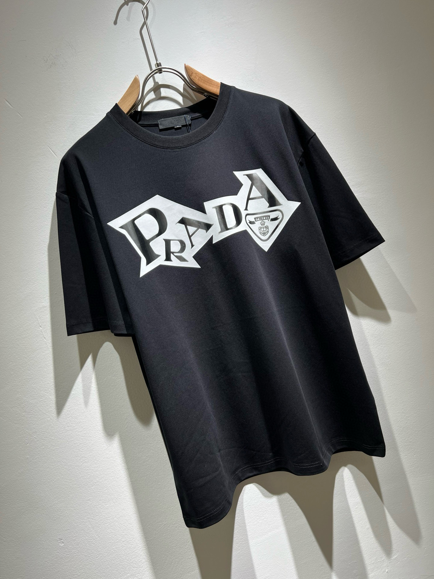  PRAD*A普*达2025春夏新款男女同款👫短袖T恤，最新款全网独家首上！！~既经典有时尚百搭，谁不爱