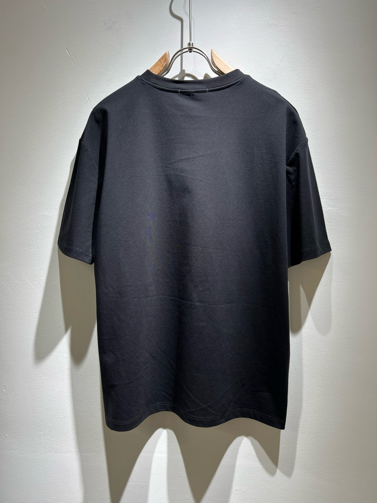  PRAD*A普*达2025春夏新款男女同款👫短袖T恤，最新款全网独家首上！！~既经典有时尚百搭，谁不爱