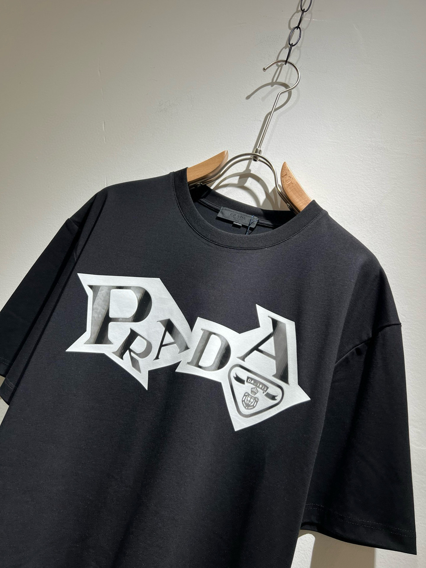 PRAD*A普*达2025春夏新款男女同款👫短袖T恤，最新款全网独家首上！！~既经典有时尚百搭，谁不爱