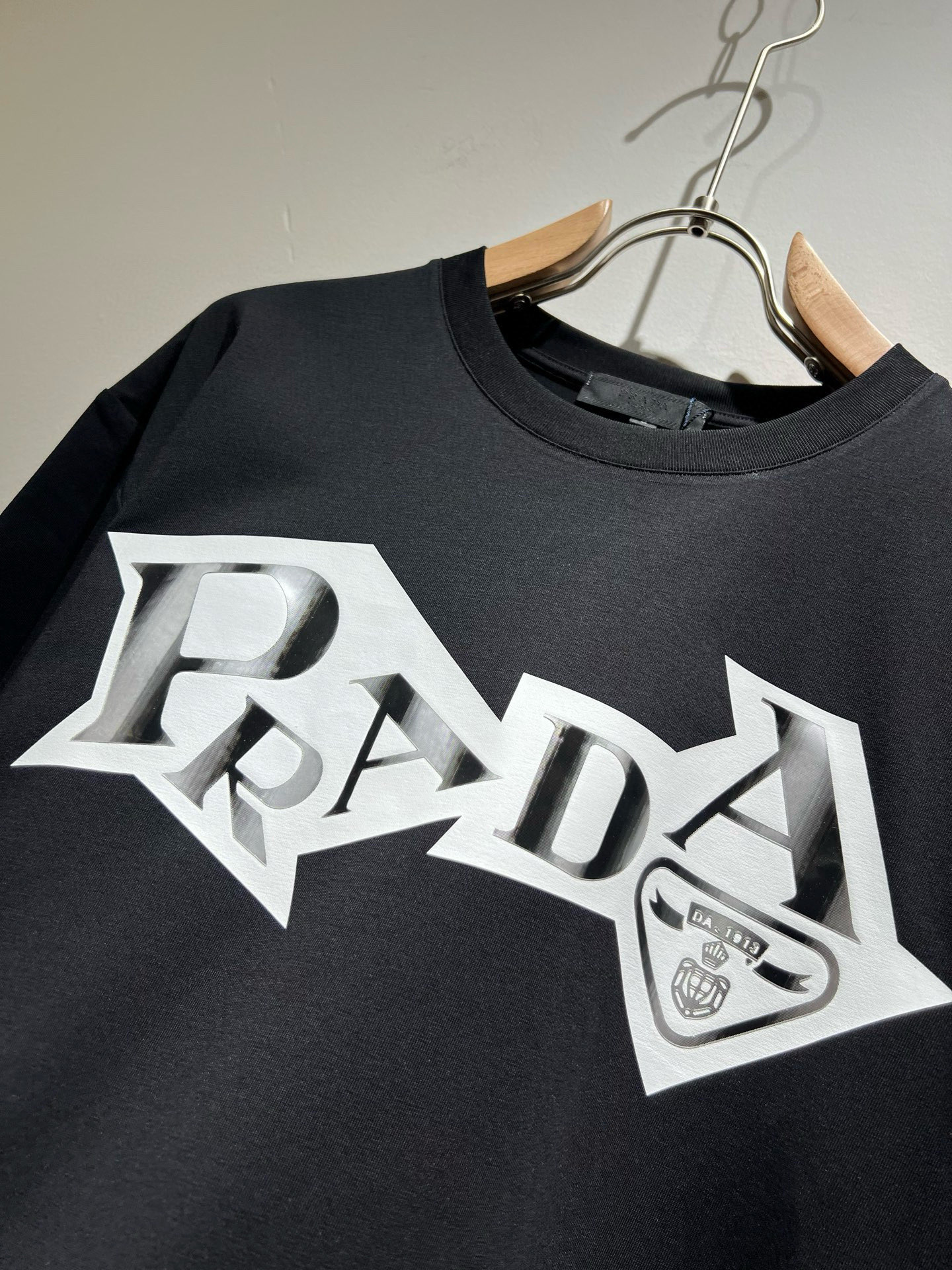  PRAD*A普*达2025春夏新款男女同款👫短袖T恤，最新款全网独家首上！！~既经典有时尚百搭，谁不爱