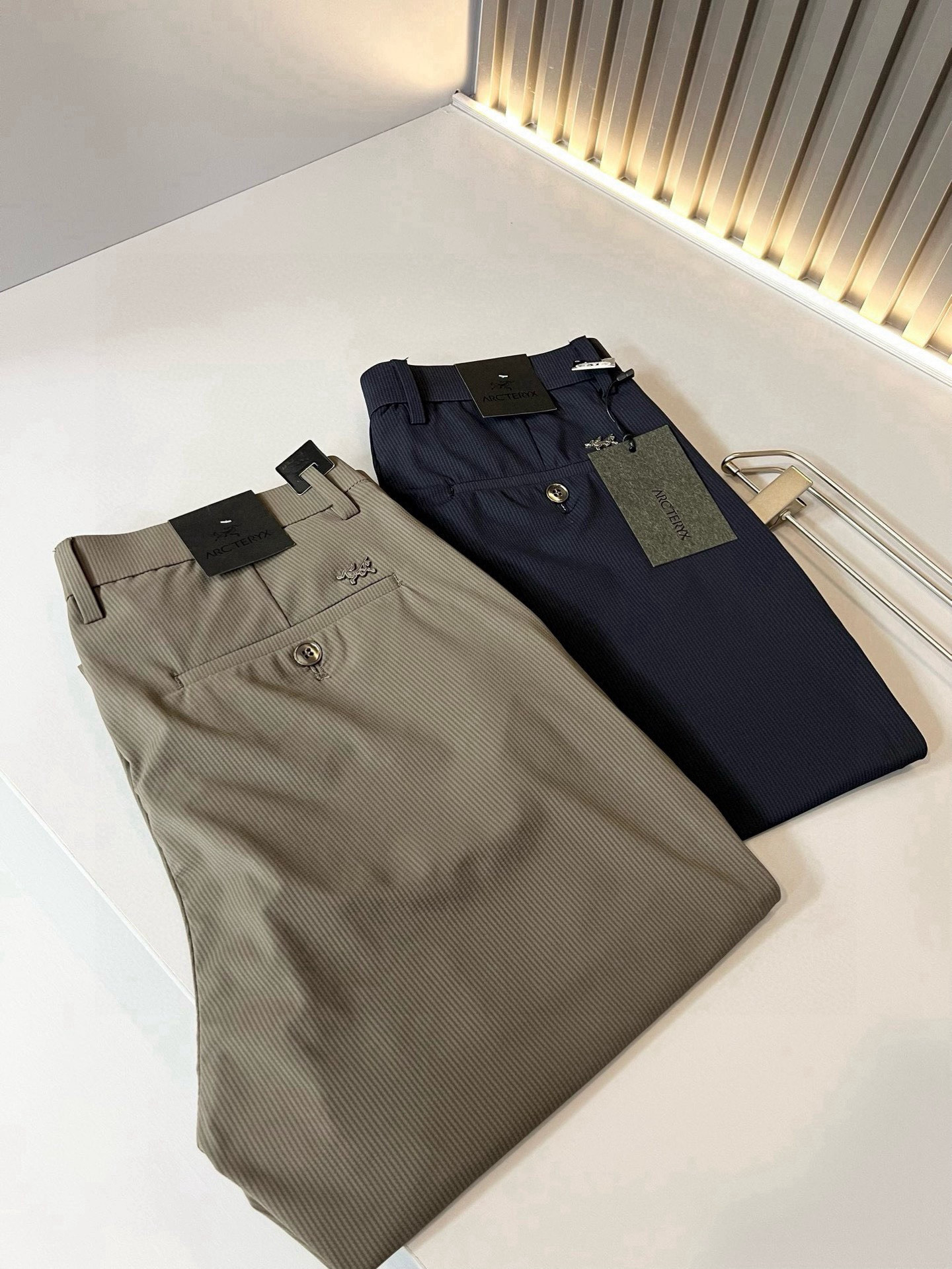  ARCTER*X始*祖鸟 2025春夏新款休闲西裤，户外品牌可能大家第一想到的就是加拿大鹅、始祖鸟。给