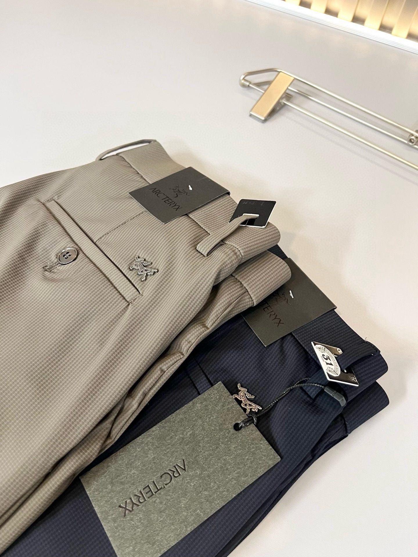  ARCTER*X始*祖鸟 2024春夏新款休闲西裤，户外品牌可能大家第一想到的就是加拿大鹅、始祖鸟。给