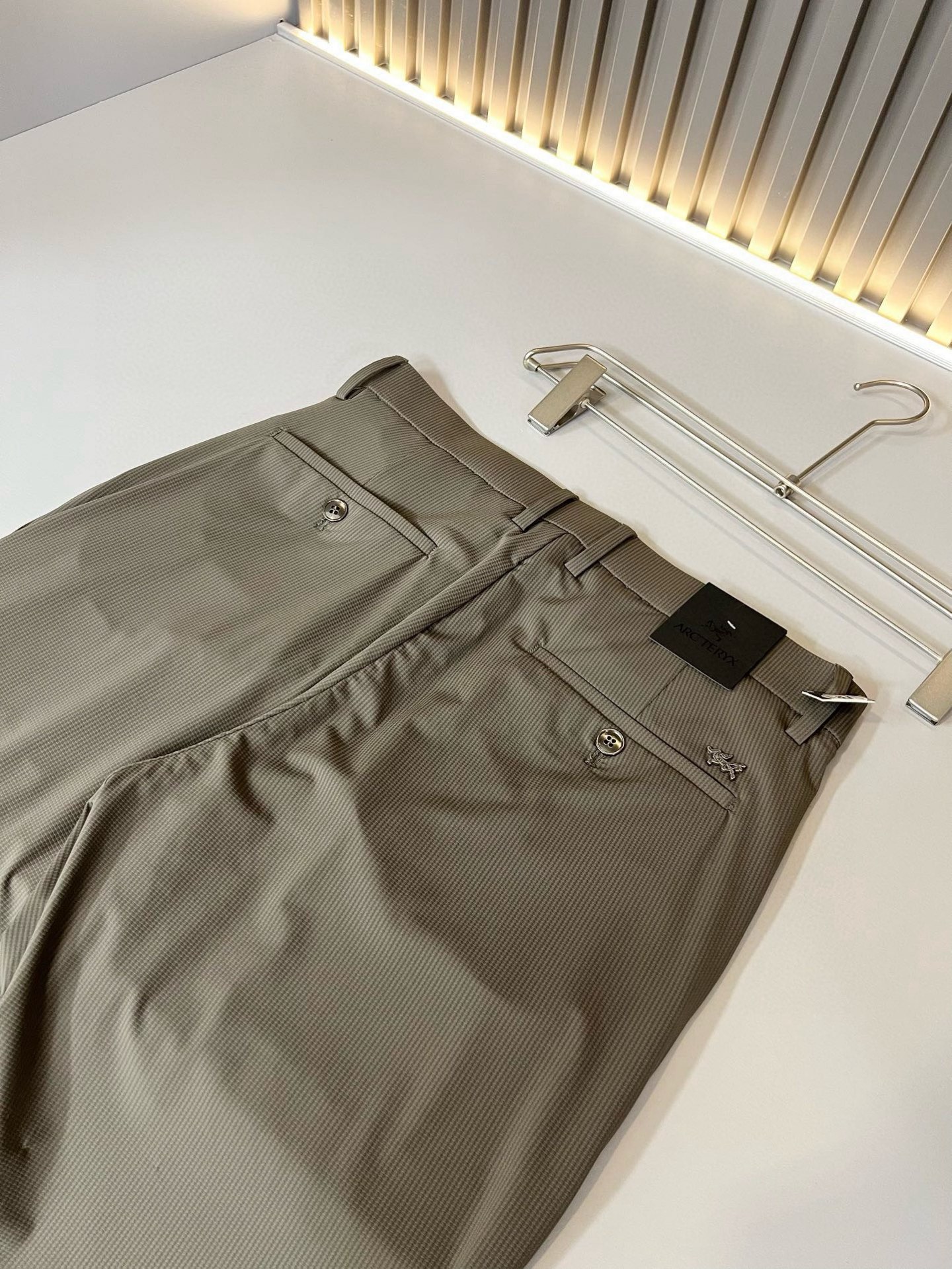  ARCTER*X始*祖鸟 2024春夏新款休闲西裤，户外品牌可能大家第一想到的就是加拿大鹅、始祖鸟。给