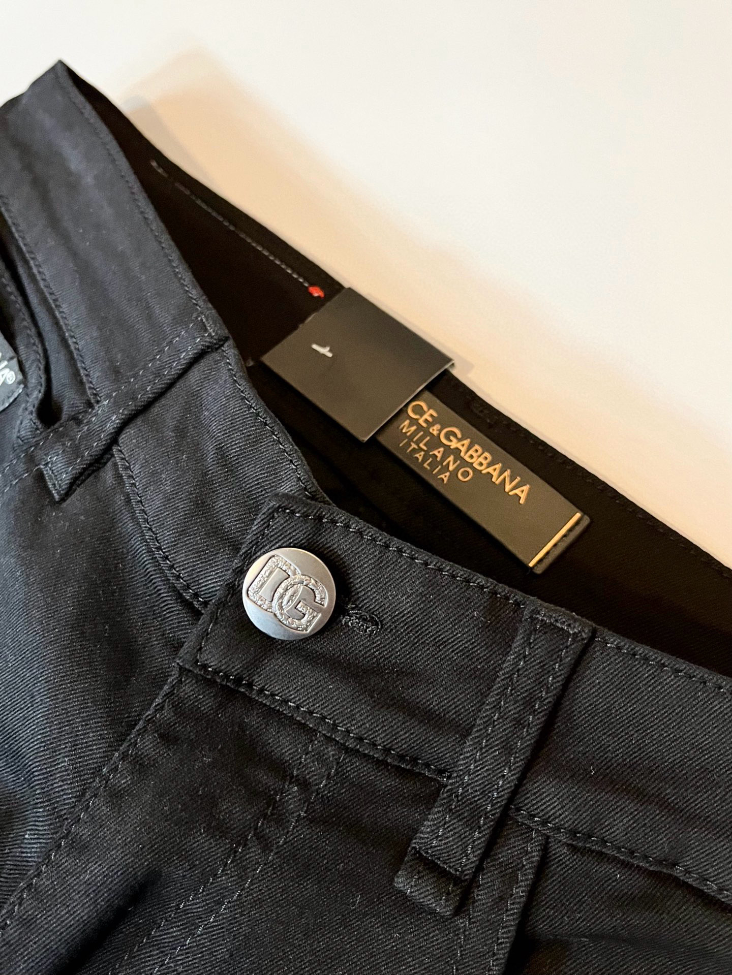  Dolce &  杜嘉*纳 2025春夏新品牛仔裤，水洗处理自然不易变形脱色、立体剪裁完美塑形面料质舒