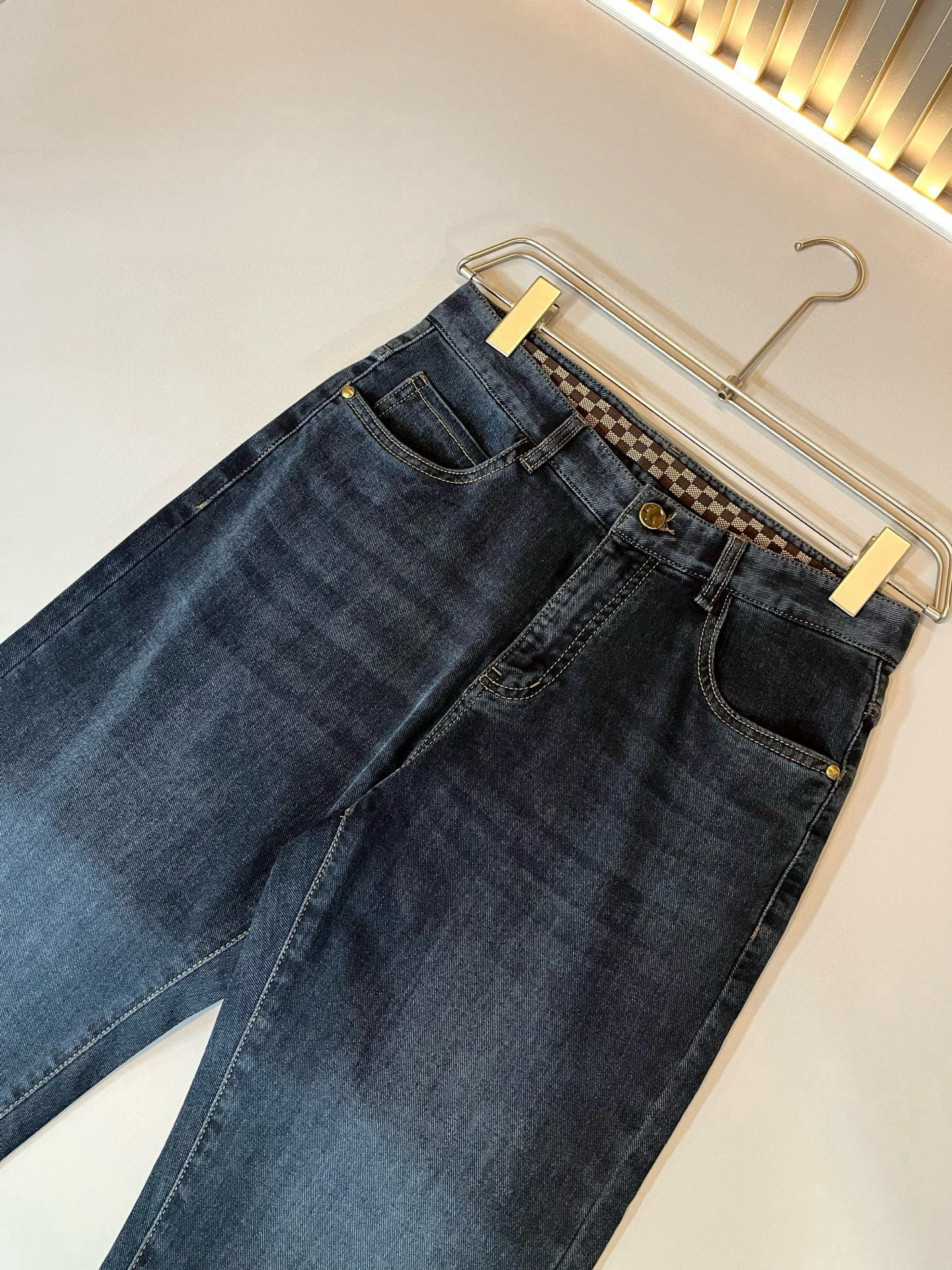  Louis Vuitto*路易*登2025春夏新款男士经典水洗小直筒牛仔长裤。绝佳的上身性能，百搭之选