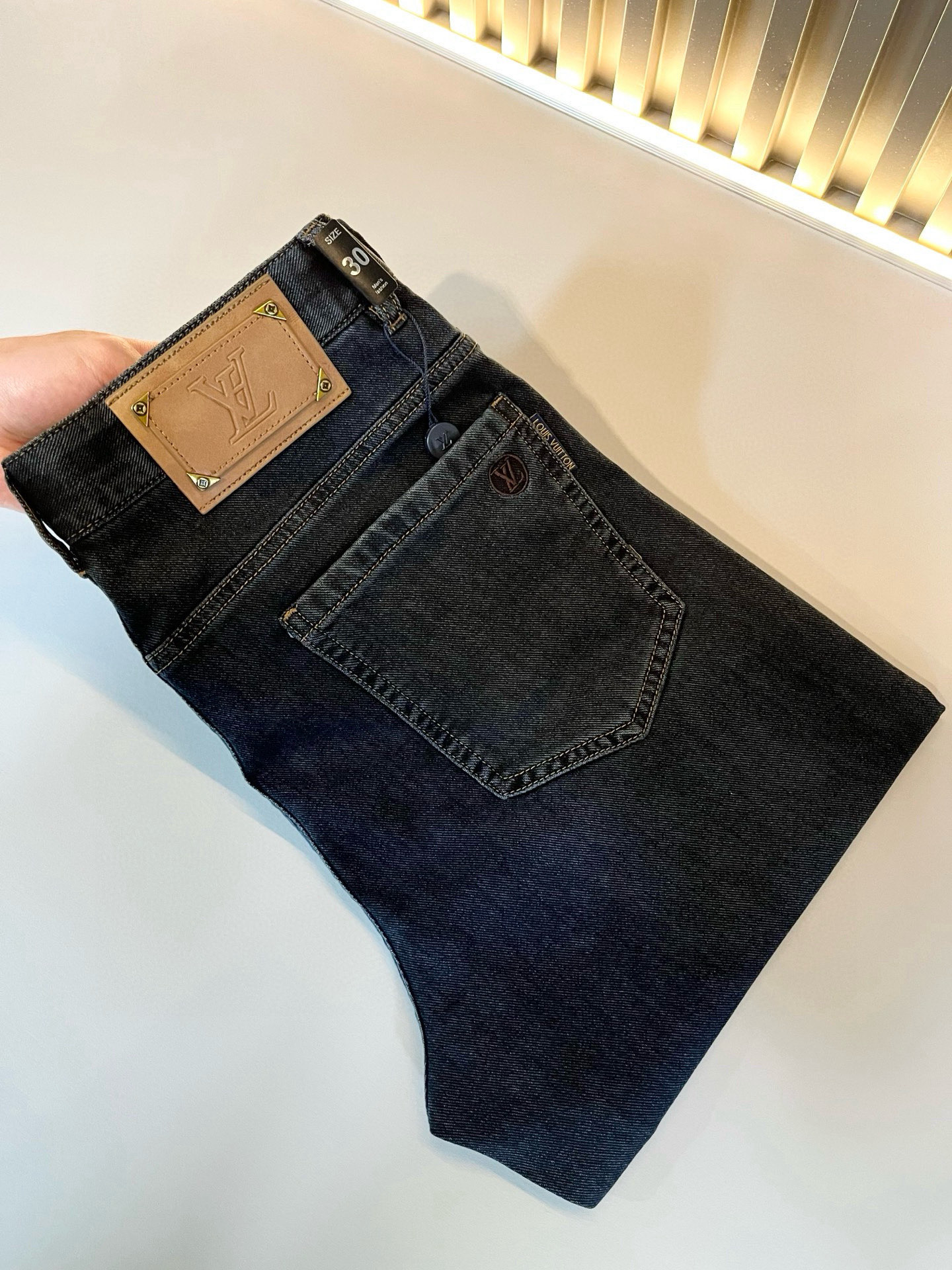  Louis Vuitto*路易*登2025春夏新款男士经典水洗小直筒牛仔长裤。绝佳的上身性能，百搭之选