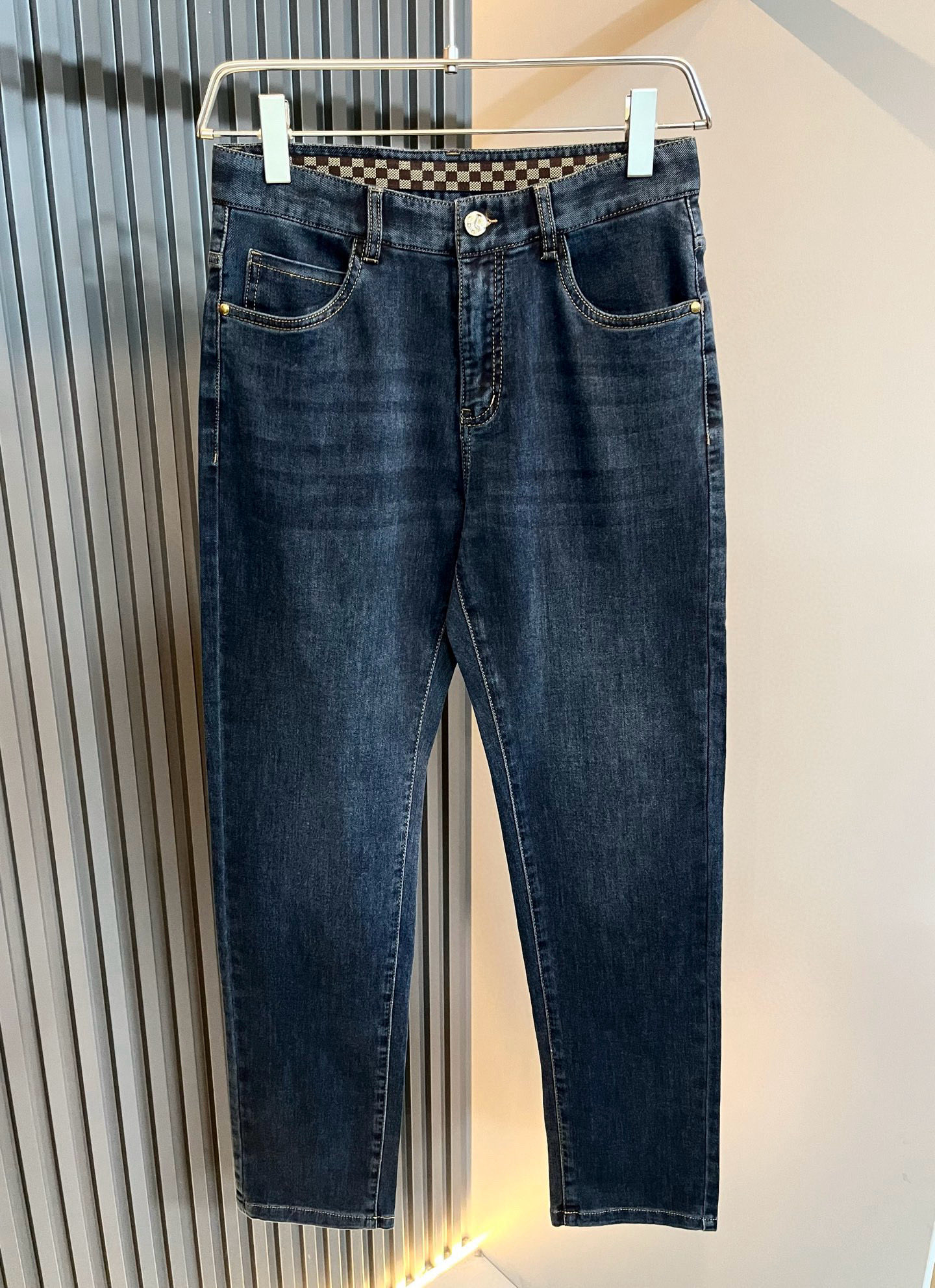  Louis Vuitto*路易*登2025春夏新款男士经典水洗小直筒牛仔长裤。绝佳的上身性能，百搭之选