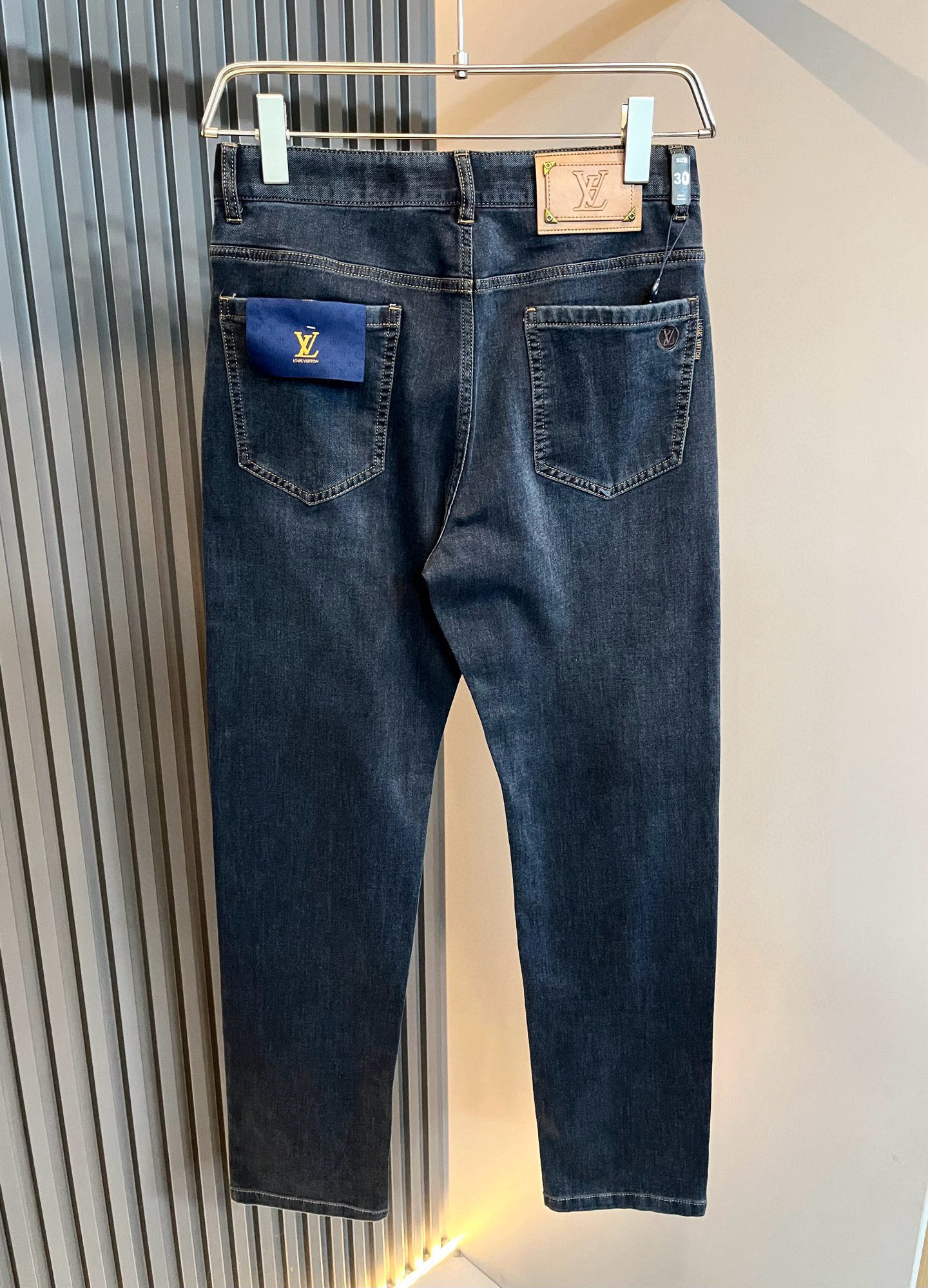  Louis Vuitto*路易*登2025春夏新款男士经典水洗小直筒牛仔长裤。绝佳的上身性能，百搭之选