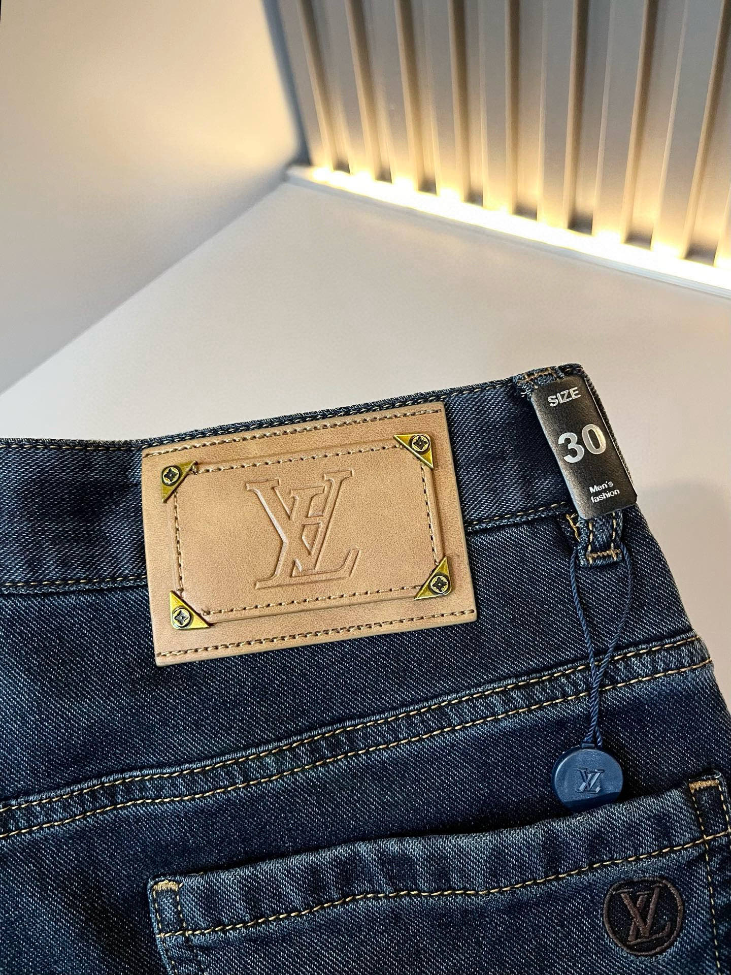  Louis Vuitto*路易*登2025春夏新款男士经典水洗小直筒牛仔长裤。绝佳的上身性能，百搭之选