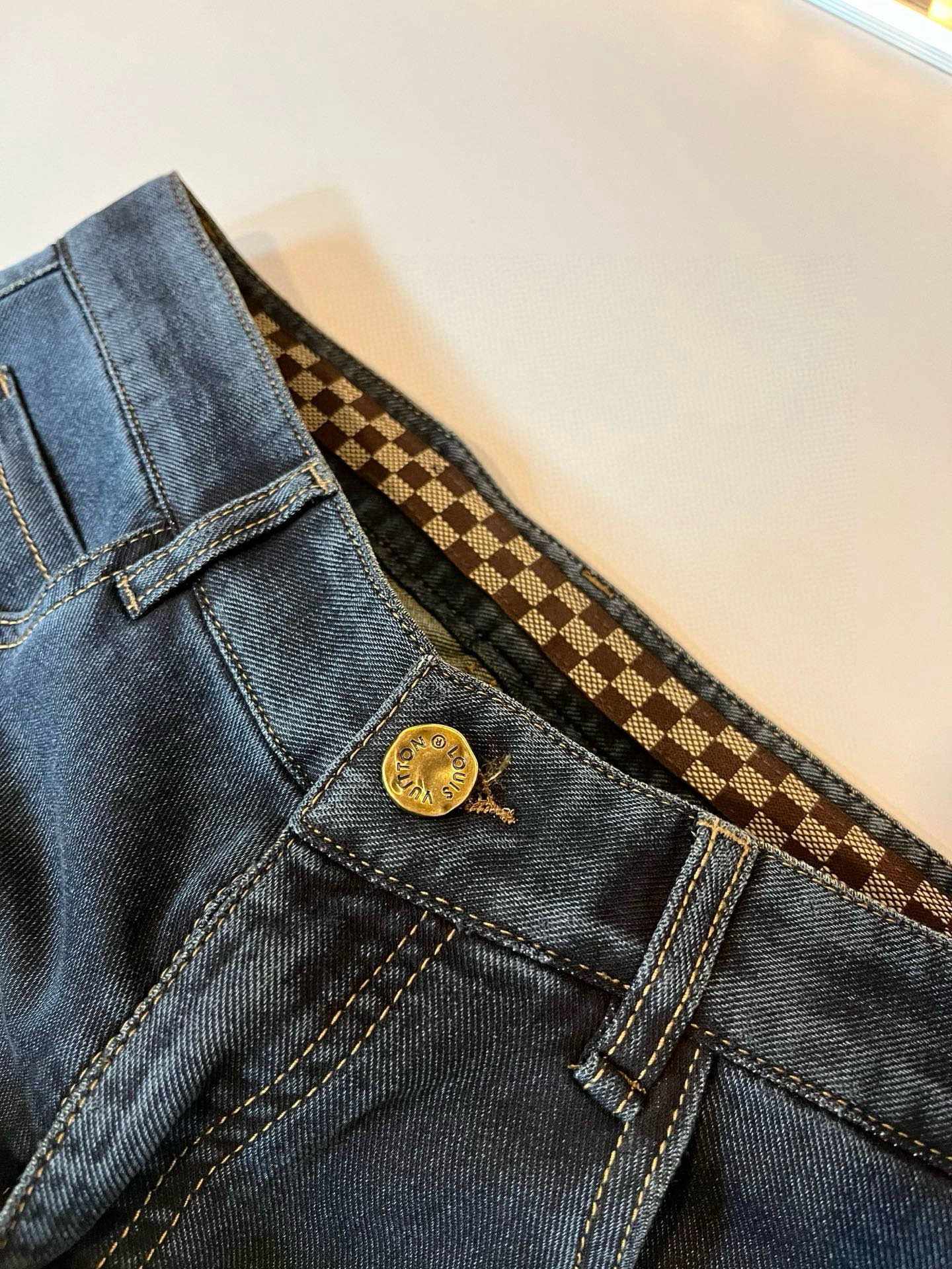  Louis Vuitto*路易*登2025春夏新款男士经典水洗小直筒牛仔长裤。绝佳的上身性能，百搭之选