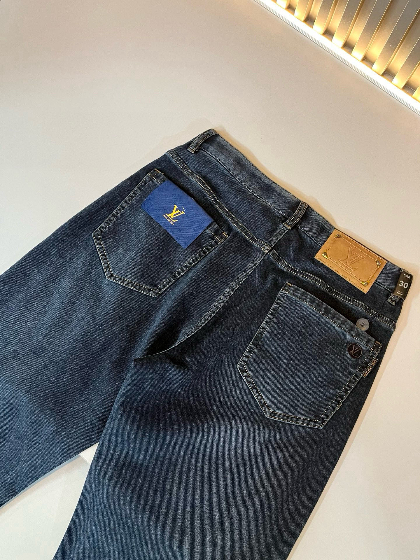  Louis Vuitto*路易*登2025春夏新款男士经典水洗小直筒牛仔长裤。绝佳的上身性能，百搭之选