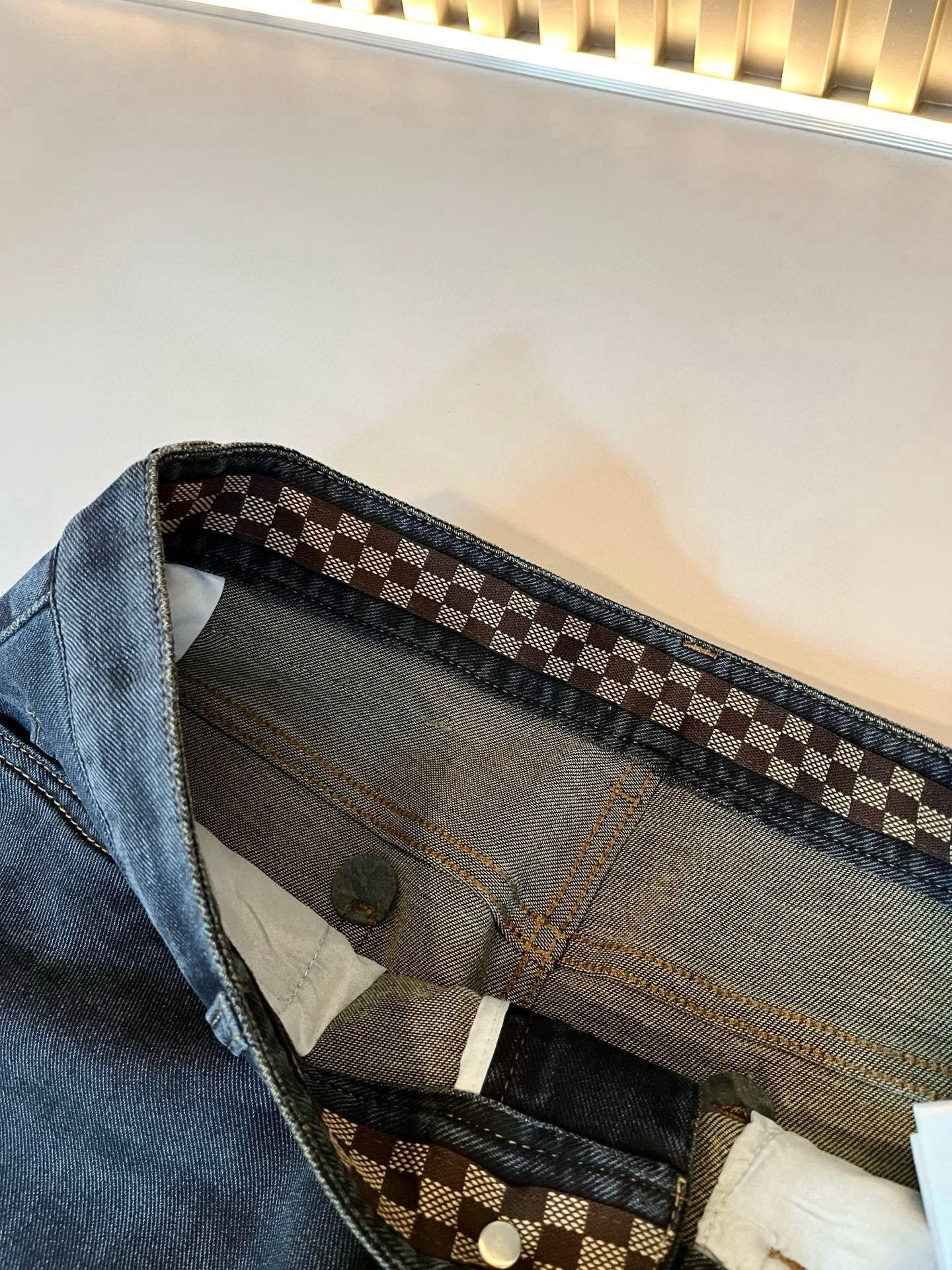  Louis Vuitto*路易*登2025春夏新款男士经典水洗小直筒牛仔长裤。绝佳的上身性能，百搭之选