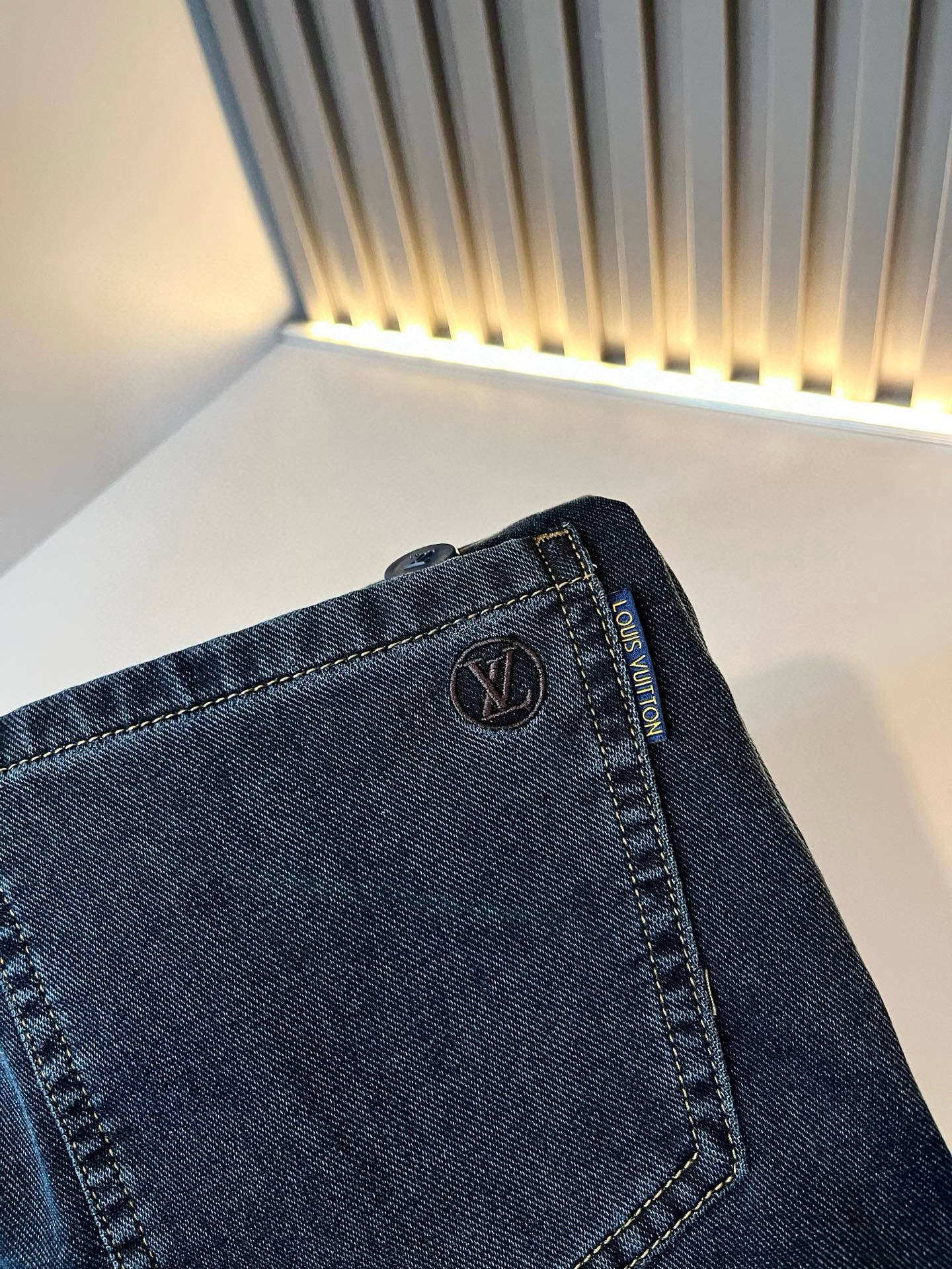  Louis Vuitto*路易*登2025春夏新款男士经典水洗小直筒牛仔长裤。绝佳的上身性能，百搭之选