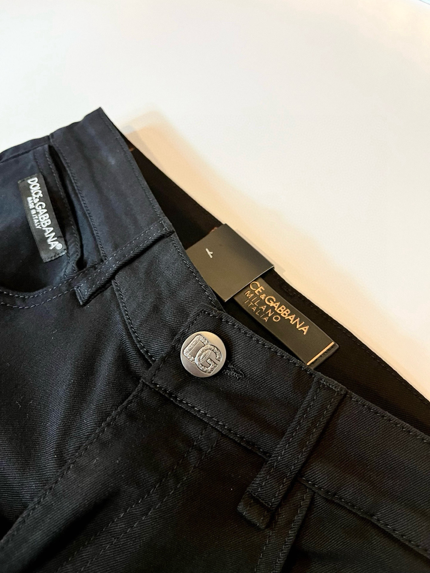  Dolce &  杜嘉*纳 2025春夏新品牛仔裤，水洗处理自然不易变形脱色、立体剪裁完美塑形面料质舒