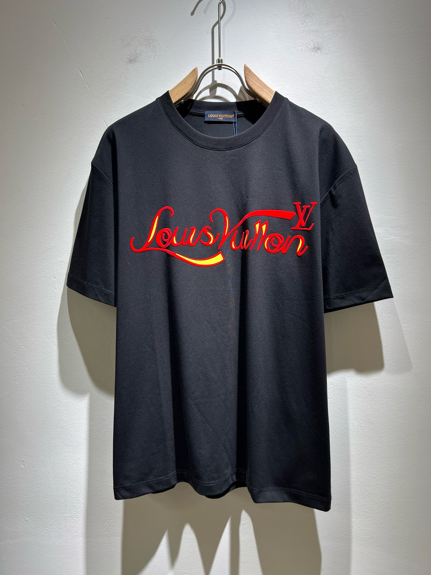   LouisVuitt*路易*登 2025春夏全新系列单品上线，非常时髦前卫的一款男女同款短袖T恤，标
