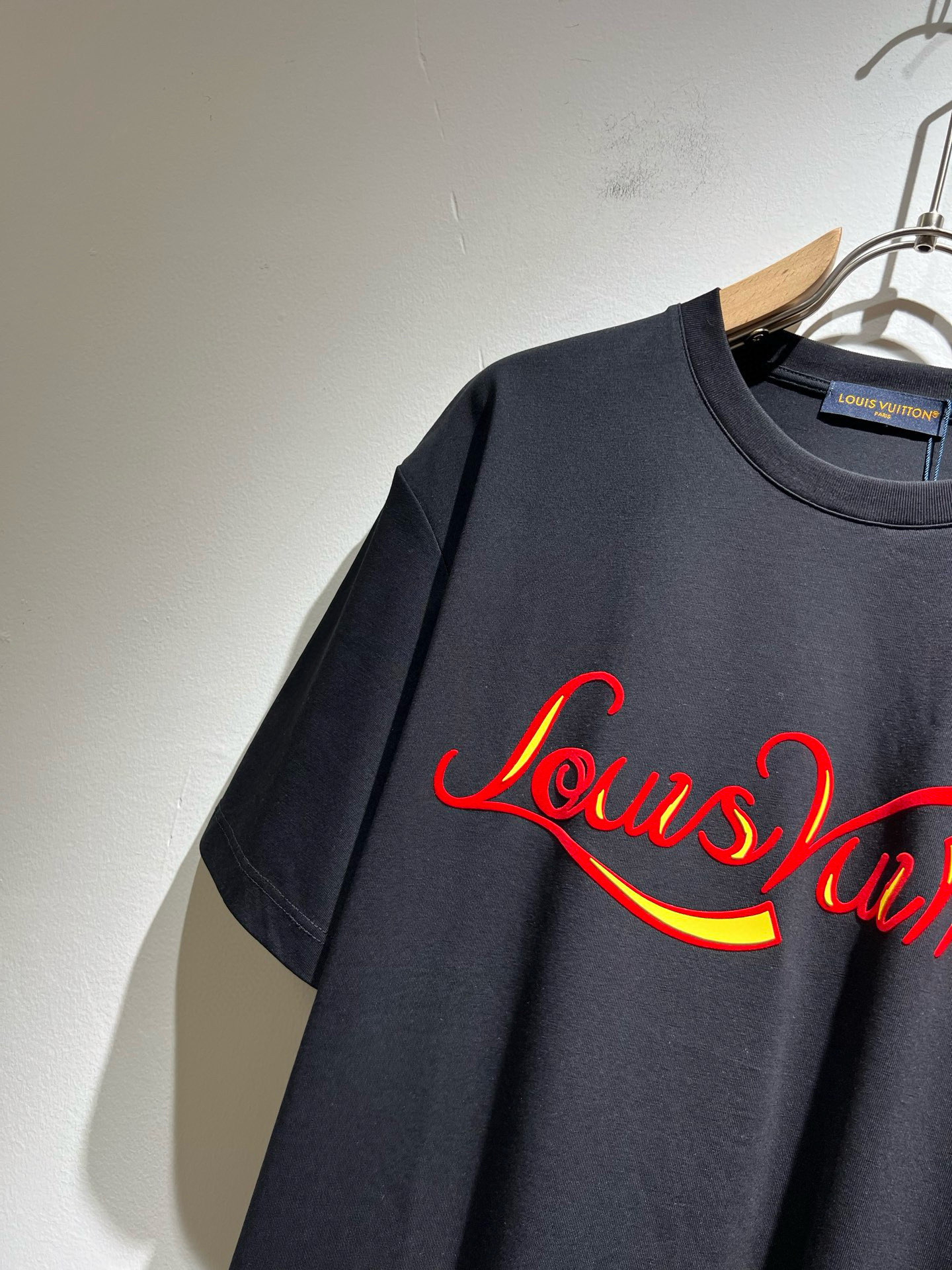  LouisVuitt*路易*登 2025春夏全新系列单品上线，非常时髦前卫的一款男女同款短袖T恤，标