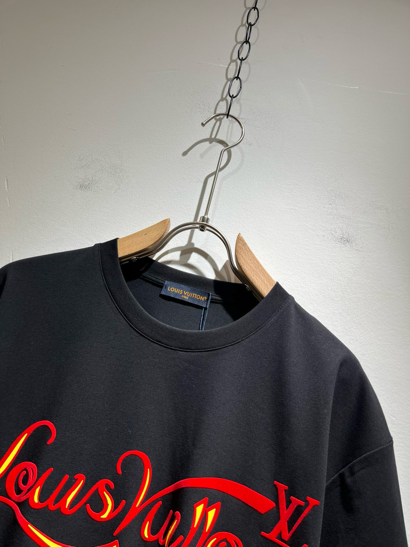   LouisVuitt*路易*登 2025春夏全新系列单品上线，非常时髦前卫的一款男女同款短袖T恤，标