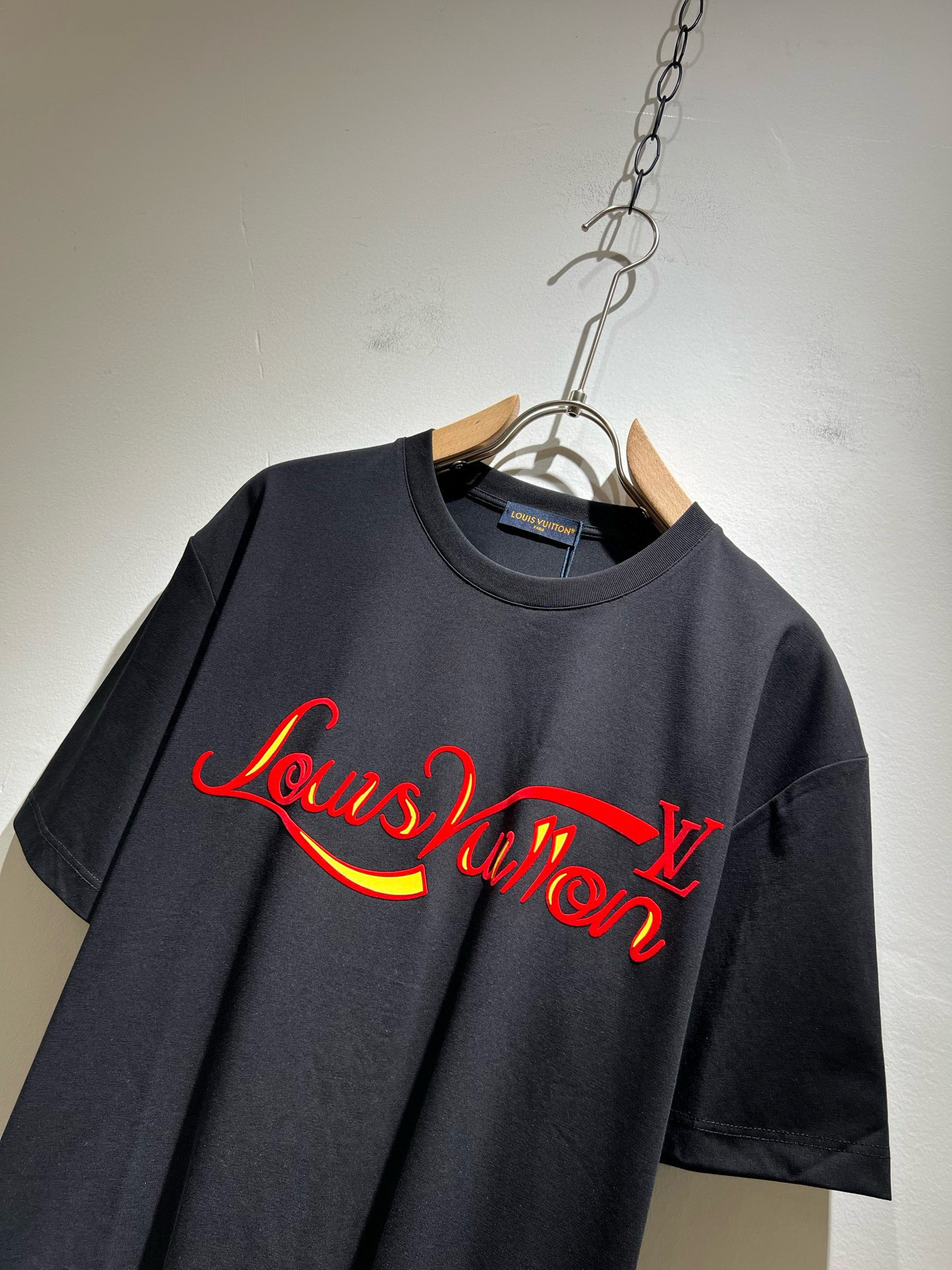   LouisVuitt*路易*登 2025春夏全新系列单品上线，非常时髦前卫的一款男女同款短袖T恤，标