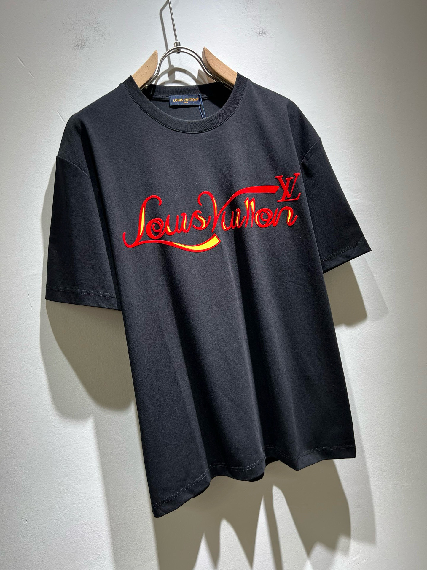   LouisVuitt*路易*登 2025春夏全新系列单品上线，非常时髦前卫的一款男女同款短袖T恤，标