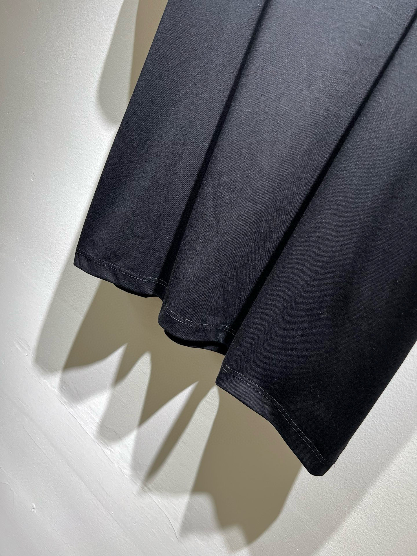   LouisVuitt*路易*登 2025春夏全新系列单品上线，非常时髦前卫的一款男女同款短袖T恤，标