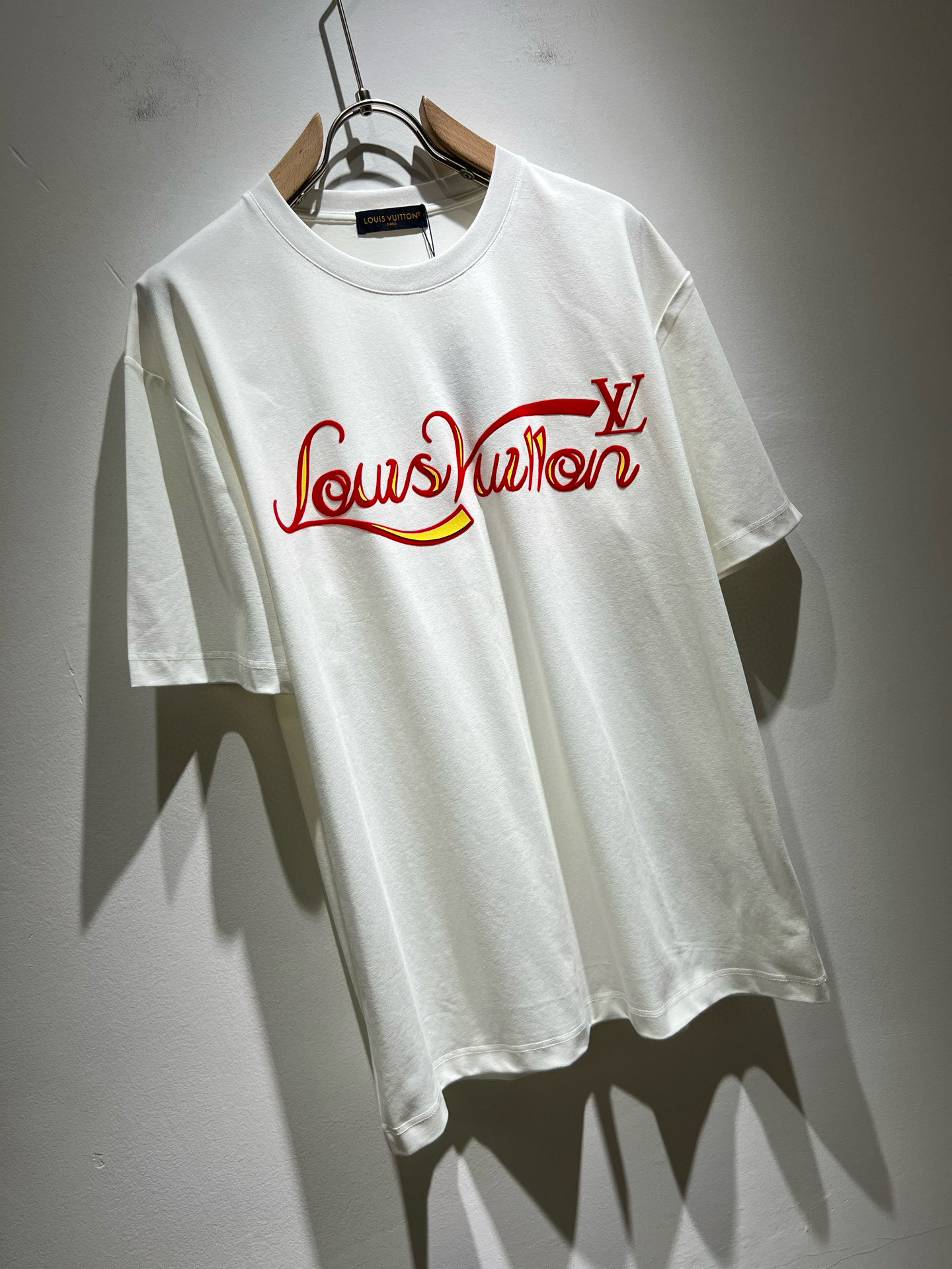   LouisVuitt*路易*登 2025春夏全新系列单品上线，非常时髦前卫的一款男女同款短袖T恤，标