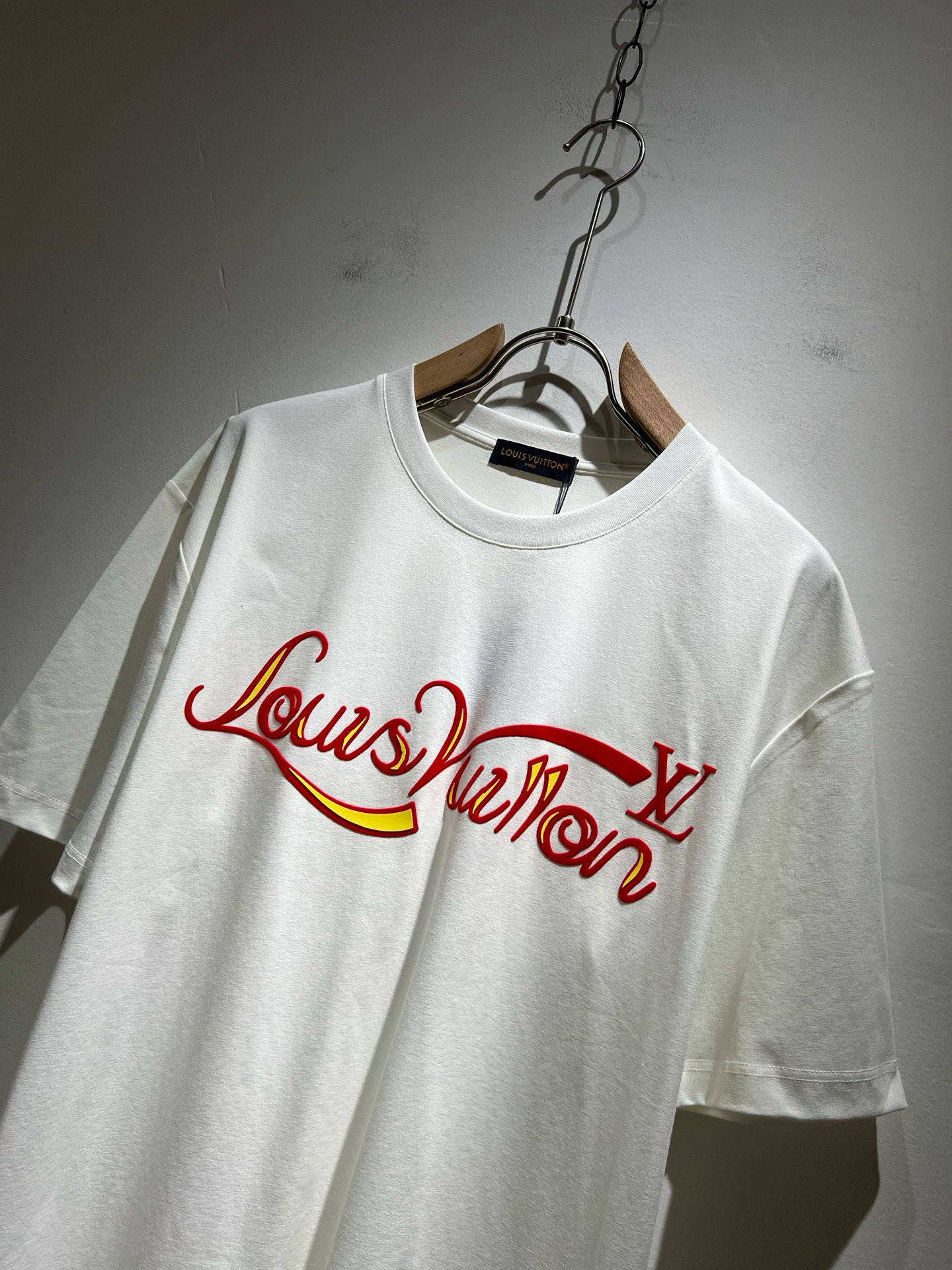   LouisVuitt*路易*登 2025春夏全新系列单品上线，非常时髦前卫的一款男女同款短袖T恤，标