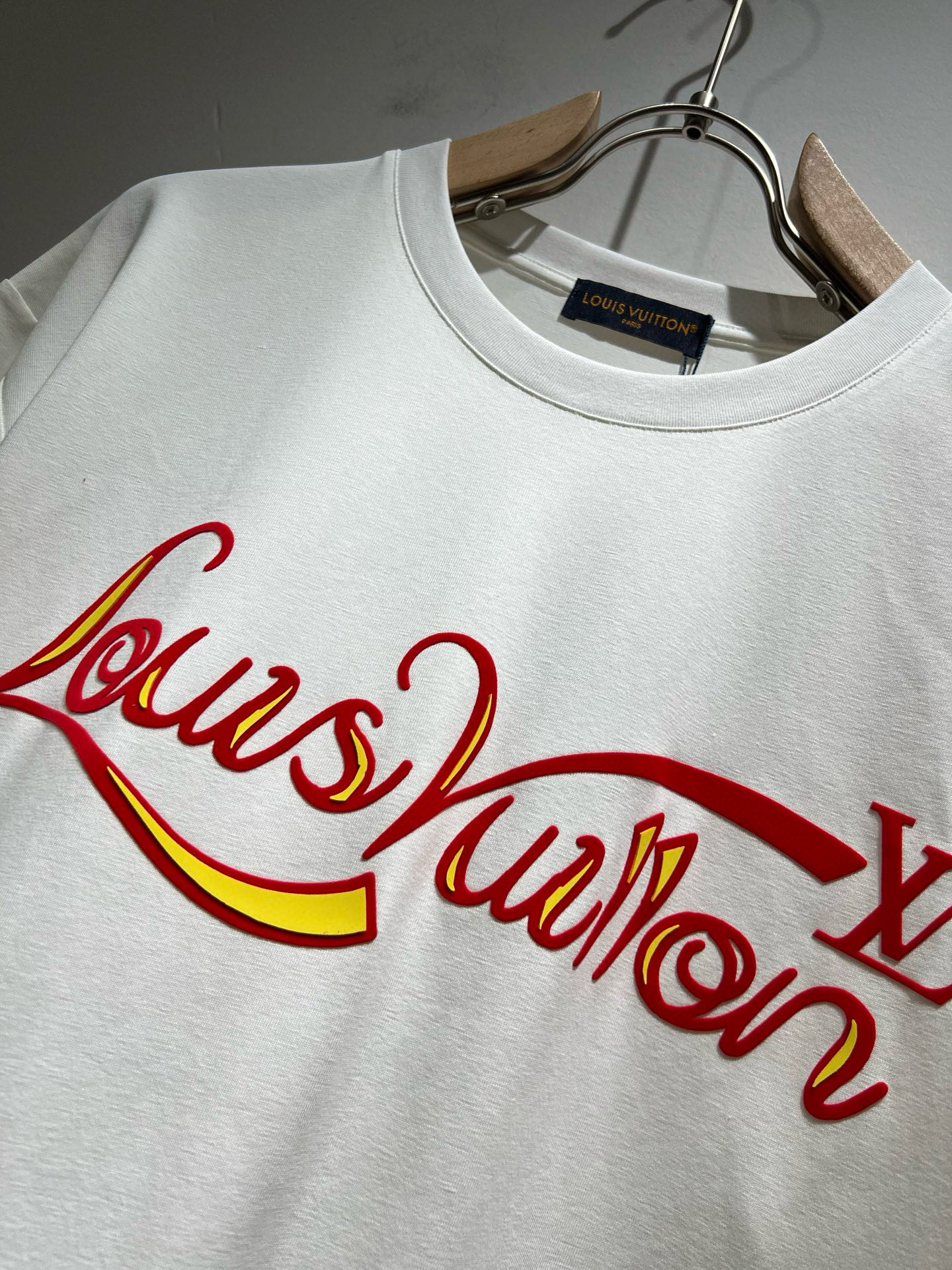   LouisVuitt*路易*登 2025春夏全新系列单品上线，非常时髦前卫的一款男女同款短袖T恤，标