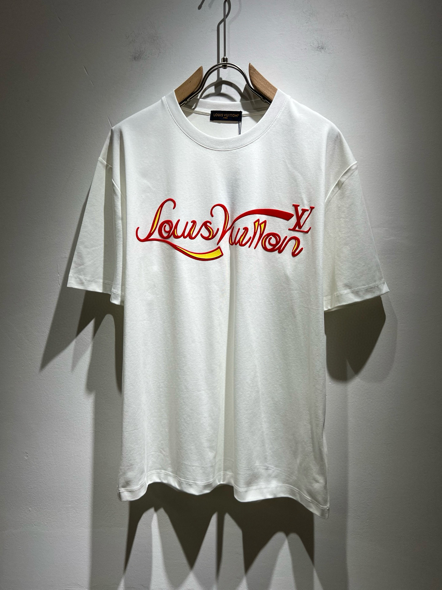   LouisVuitt*路易*登 2025春夏全新系列单品上线，非常时髦前卫的一款男女同款短袖T恤，标